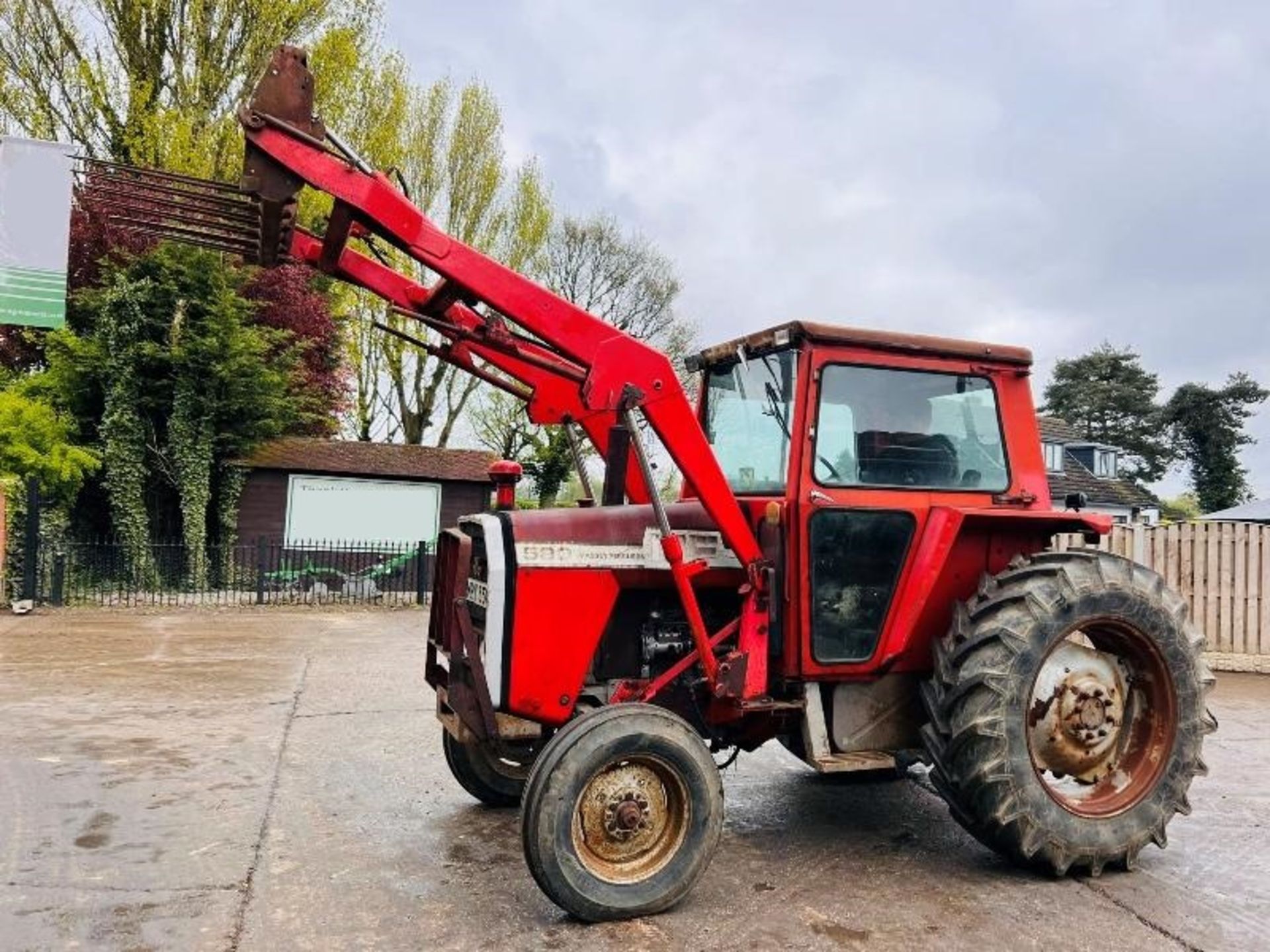 MASSEY FERGUSON MF590 TRACTOR C/W FRONT LOADER & MUCK FOLKS - Image 5 of 17