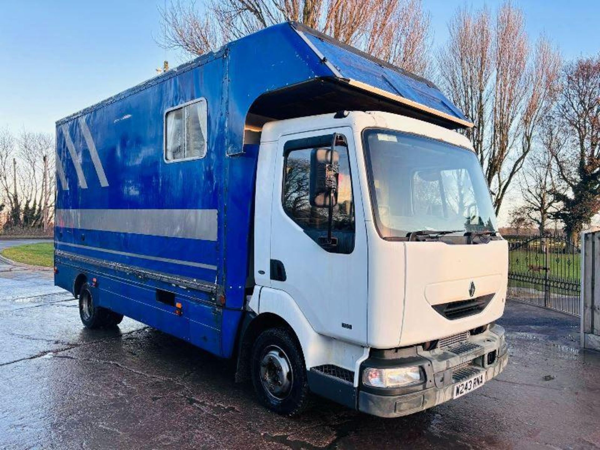 RENAULT 42AEA1 HORSE BOX LORRY C/W MANUAL GEAR BOX - Image 4 of 18