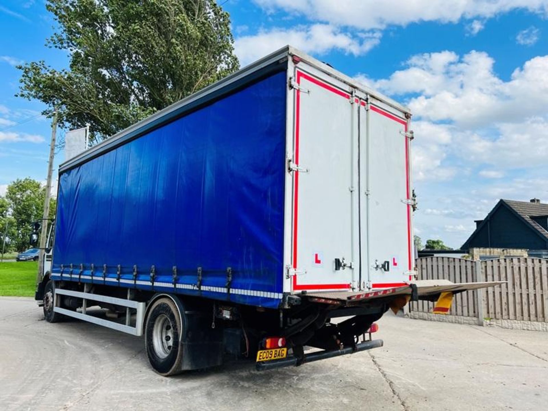 RENAULT MIDLUM 4X2 CURTAIN SIDE LORRY *YEAR 2009* C/W TAIL LIFT - Image 7 of 13