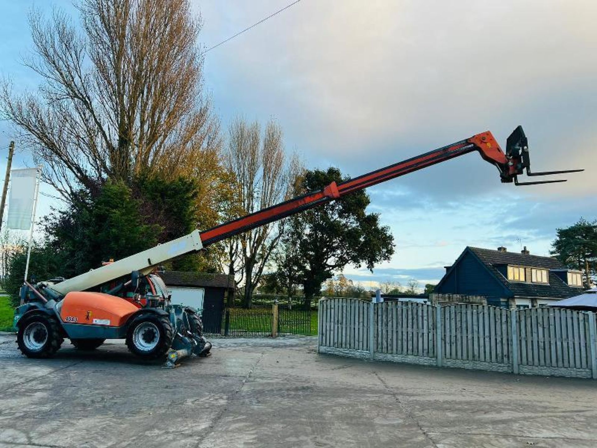 JLG 4013 4WD TELEHANDLER *13 METER REACH* C/W PALLET TINES - Image 19 of 19