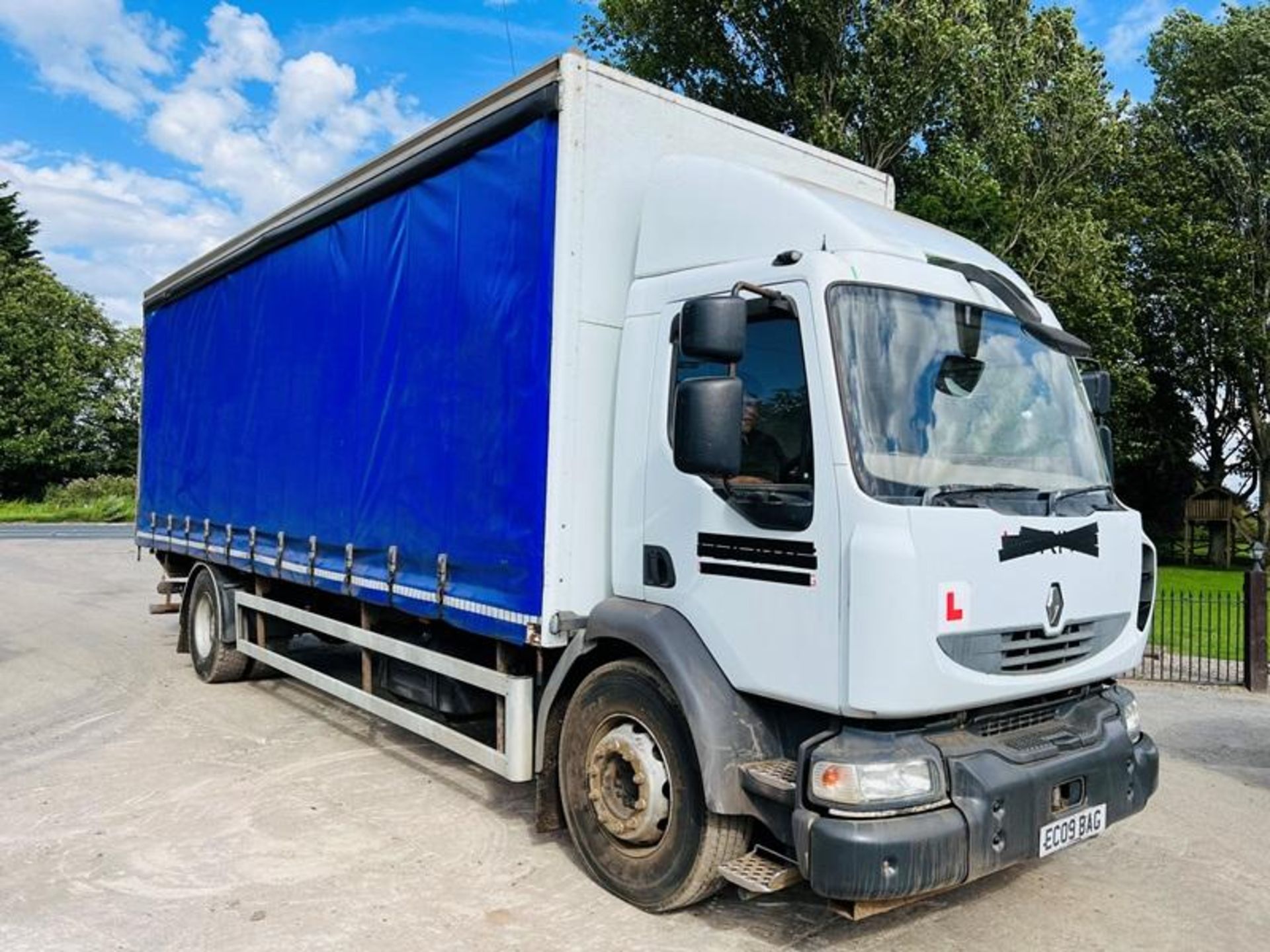 RENAULT MIDLUM 4X2 CURTAIN SIDE LORRY *YEAR 2009* C/W TAIL LIFT