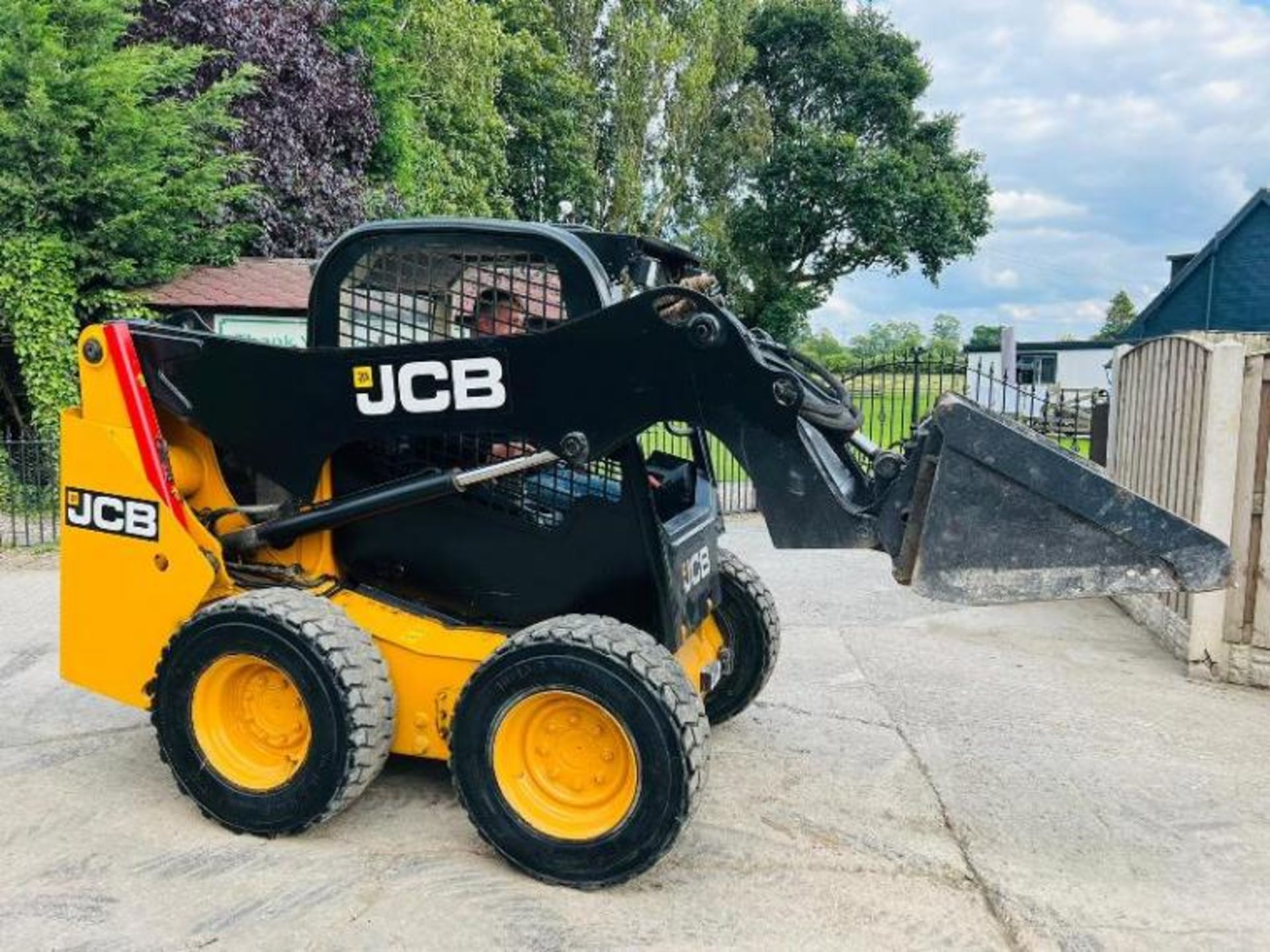 JCB 135 4WD SKIDSTEER * YEAR 2014 * C/W BUCKET - Image 8 of 11