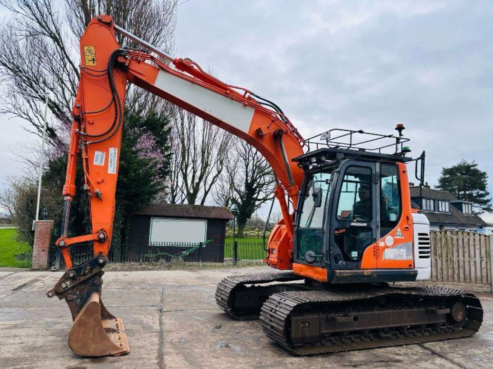 DOOSAN DX140LCR TRACKED EXCAVATOR *YEAR 2016* C/W QUICK HITCH & BUCKET 