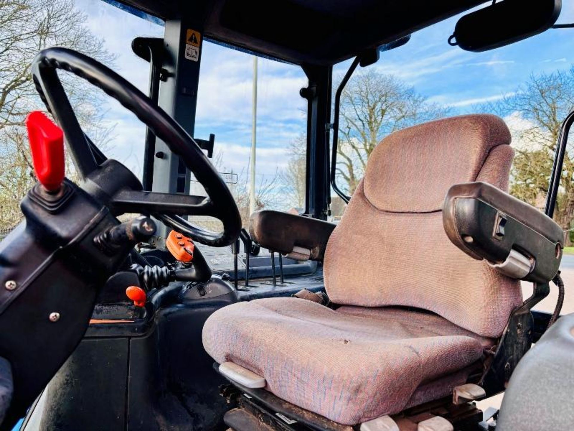 NEW HOLLAND TM155 4WD TRACTOR *5619 HOURS* C/W RANGE COMMAND GEAR BOX  - Image 8 of 19