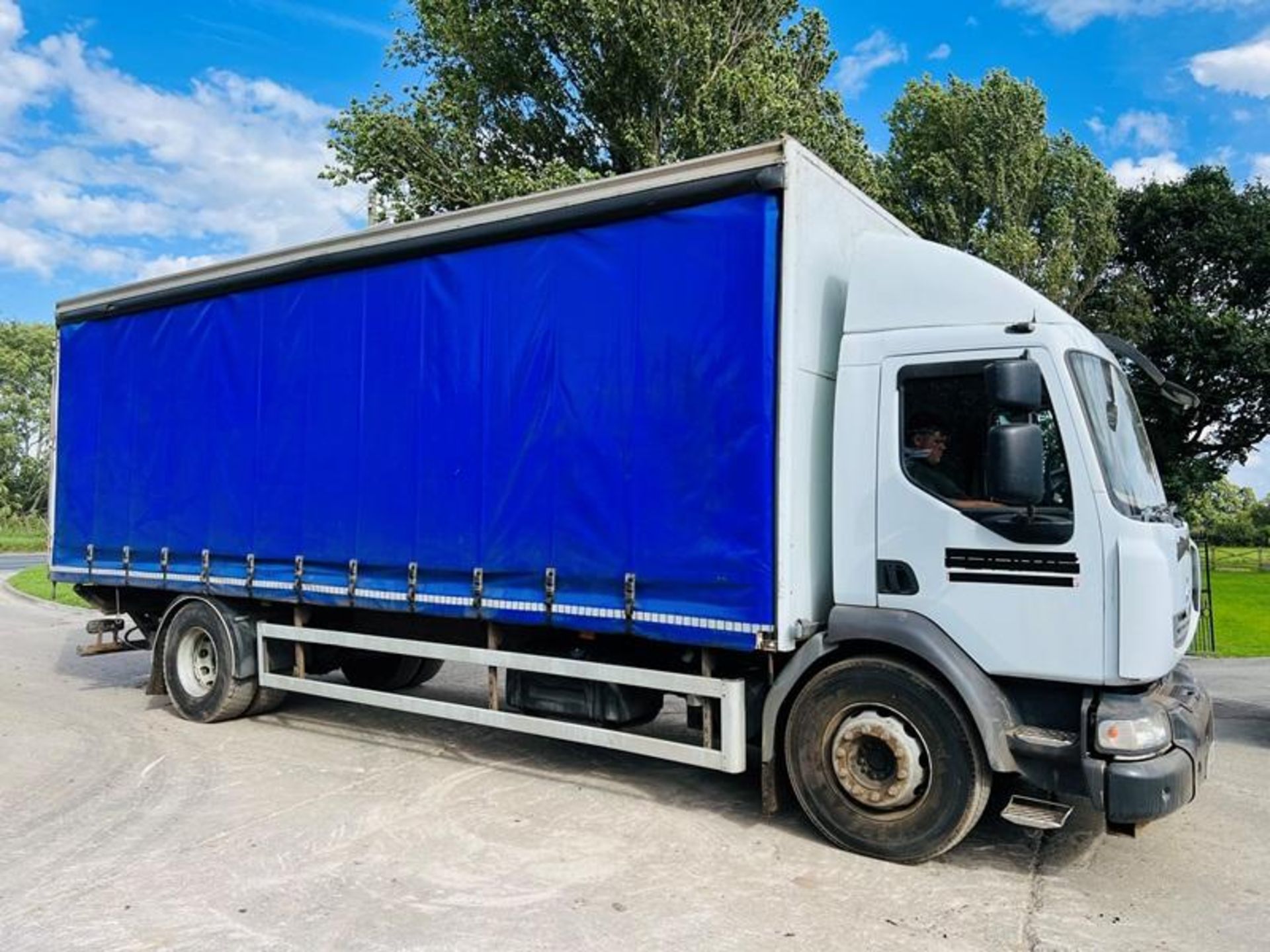 RENAULT MIDLUM 4X2 CURTAIN SIDE LORRY *YEAR 2009* C/W TAIL LIFT - Image 4 of 13