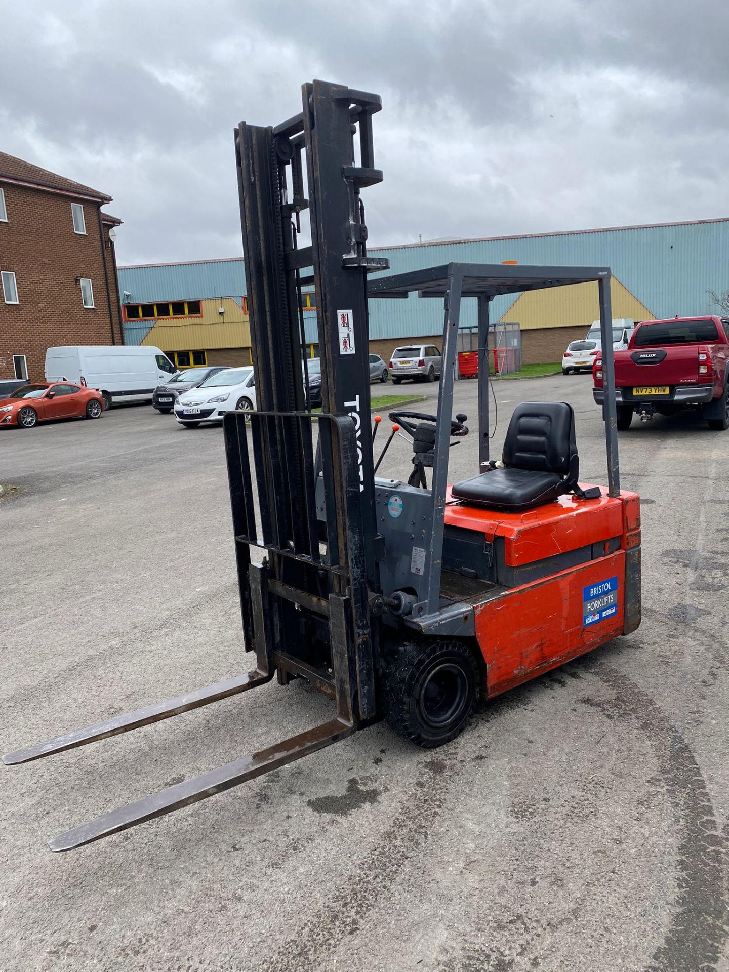 TOYOTA 1.8 TON ELECTRIC FORKLIFT - SHOWING 1450 HOURS - 4M LIFT - WITH SINGLE PHASE CHARGER - Image 5 of 5