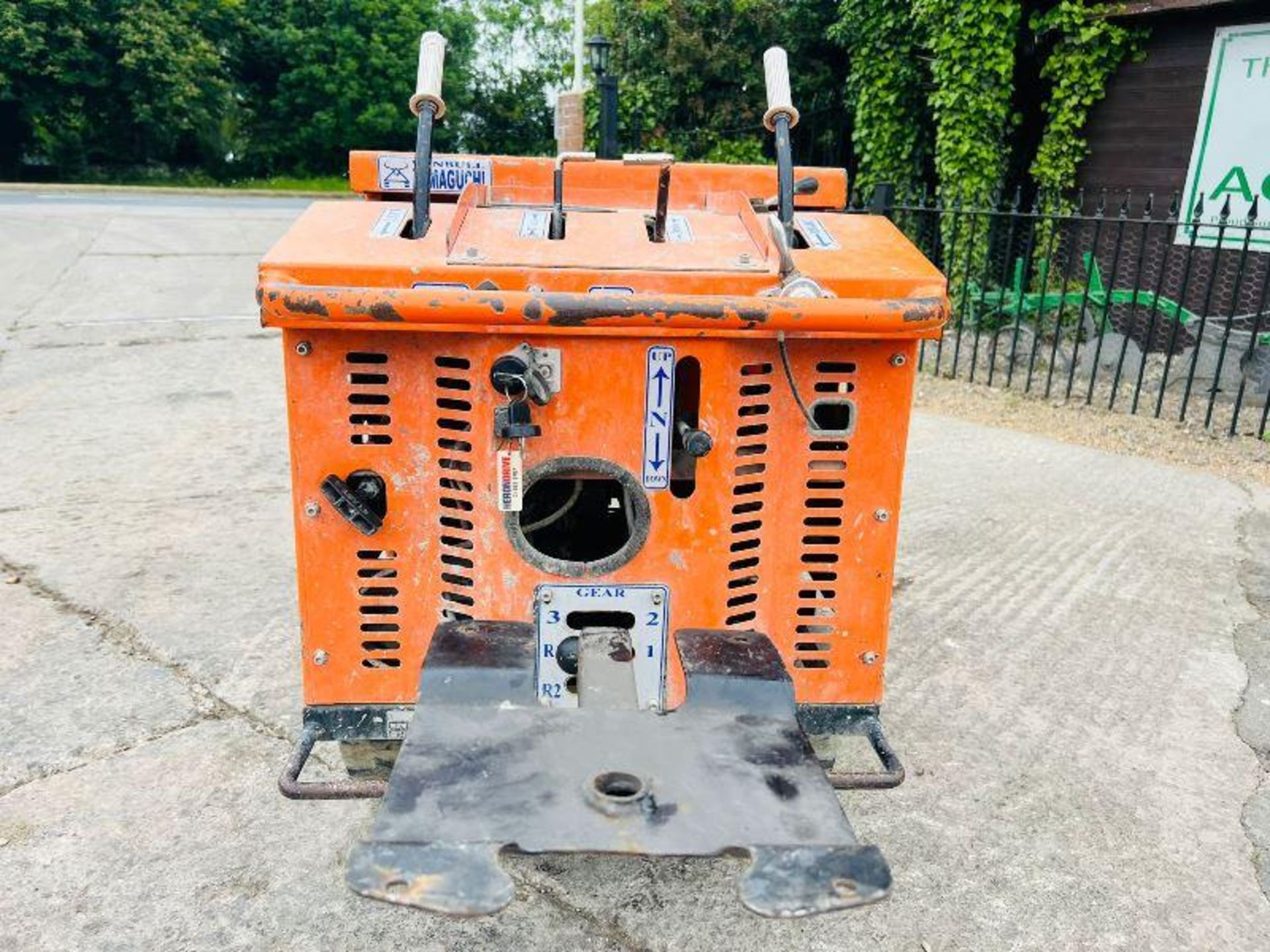 WINBULL WB600 HIGH TIP TRACKED DUMPER C/W MANAL GEAR BOX - Image 4 of 13