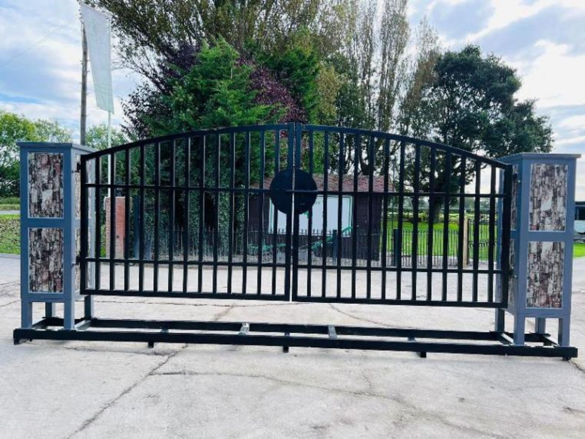 BRAND NEW STEEL TWIN OPENING STEEL GATE'S *15FT X 6FT 2 INCH*