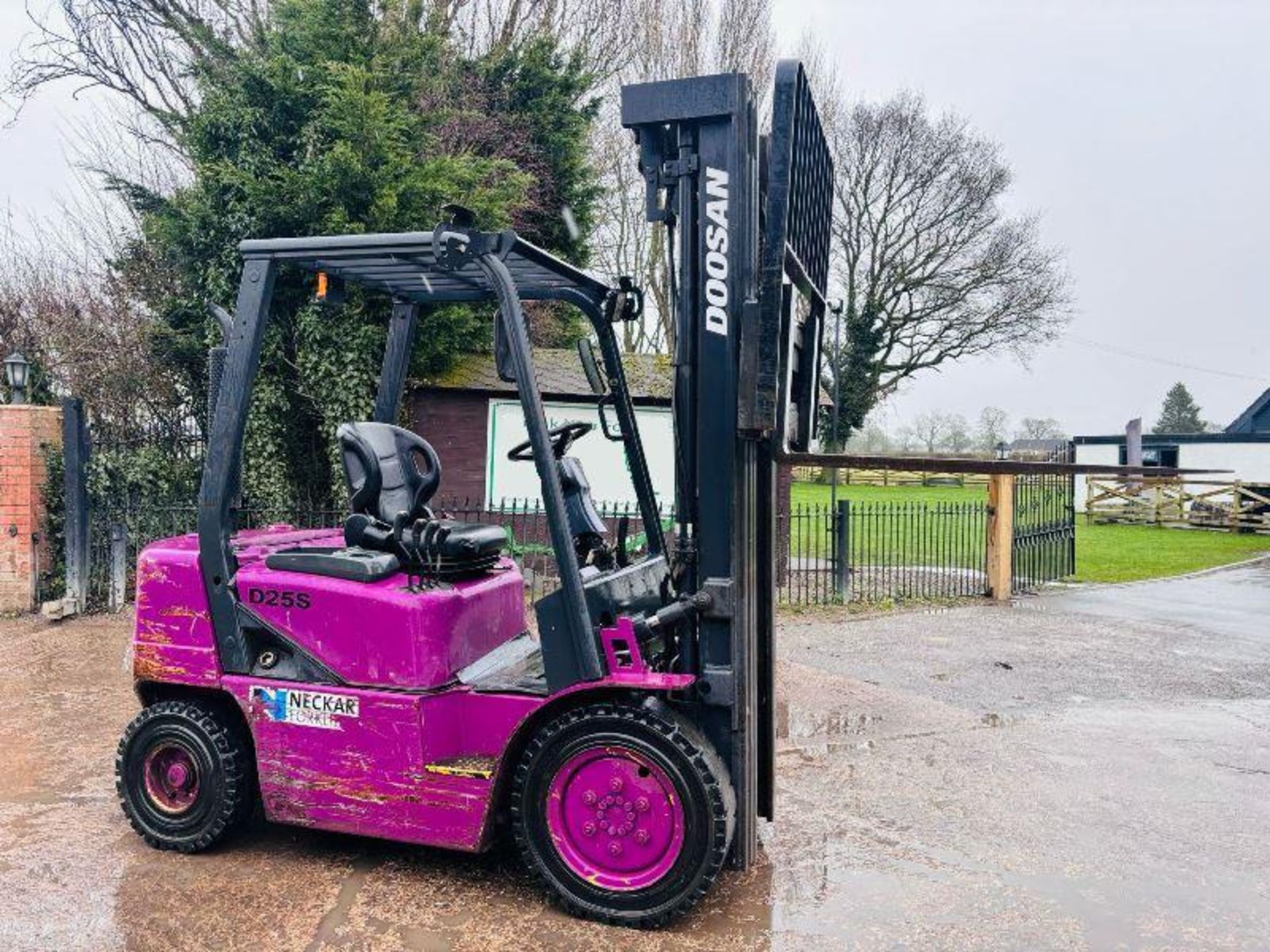 DOOSAN D25S-3 DIESEL FORKLIFT C/W 3 STAGE MAST. - Image 7 of 15