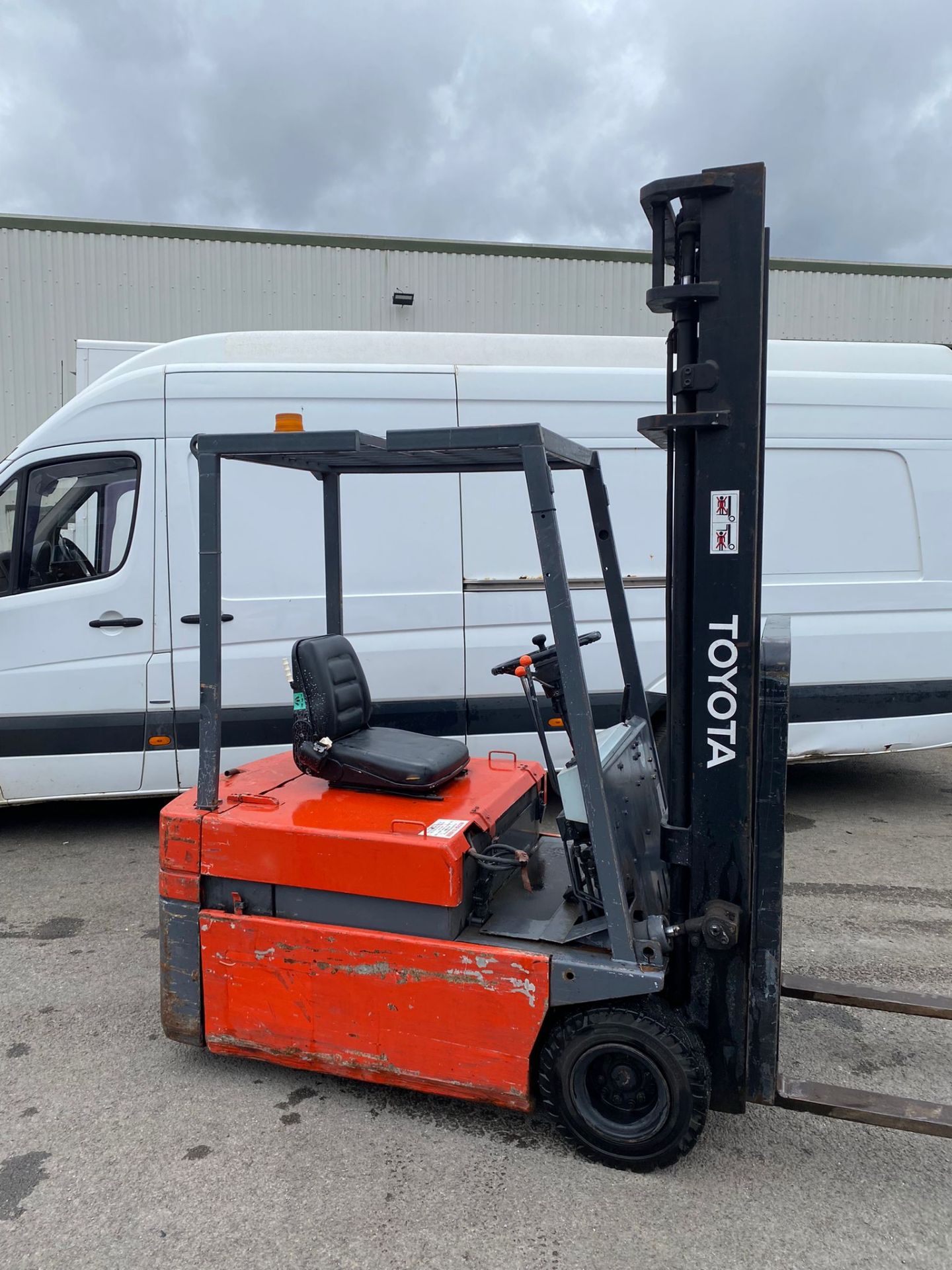 TOYOTA 1.8 TON ELECTRIC FORKLIFT - SHOWING 1450 HOURS - 4M LIFT - WITH SINGLE PHASE CHARGER - Image 3 of 5