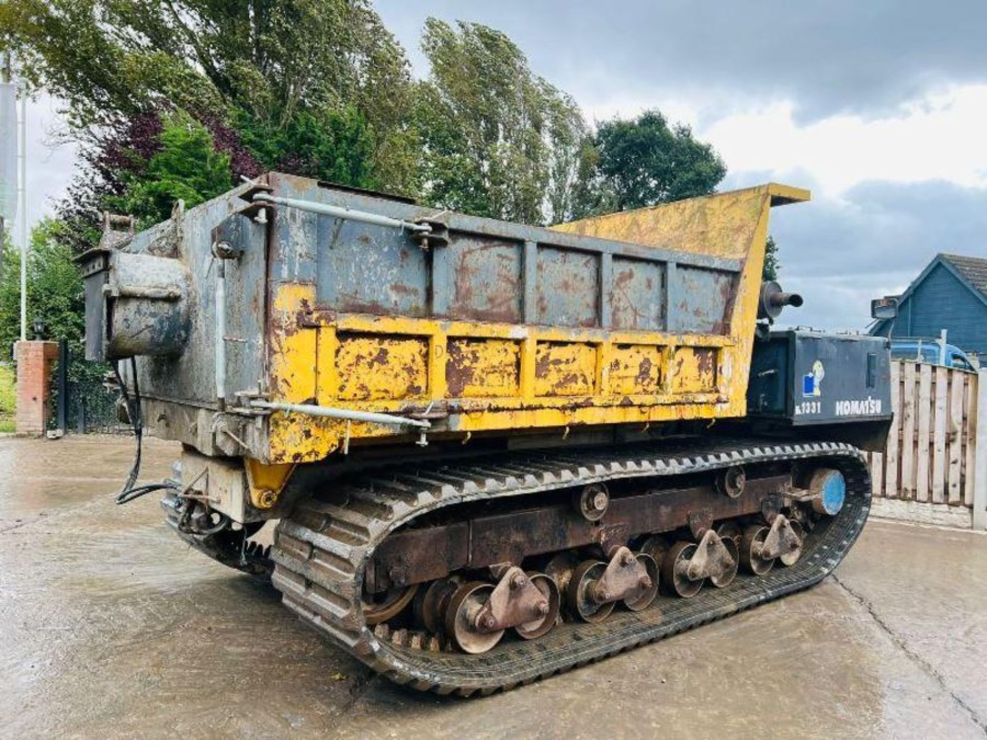 MOROOKA MST2000 TRACKED DUMPER C/W CONCRETE SHOOT & REVERSE CAMERA - RECENTLY SERVICED - Image 8 of 13