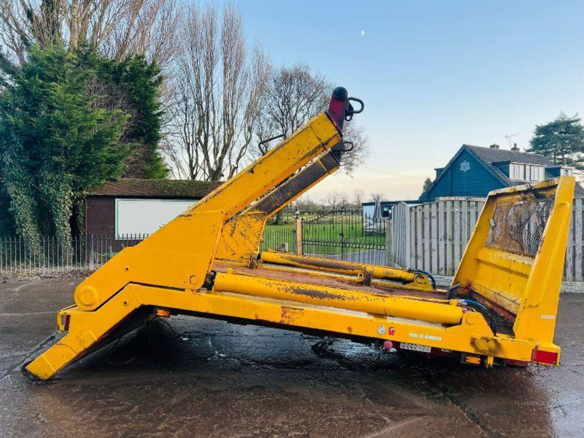 SKIP LIFTING GEAR TO SUIT LORRY