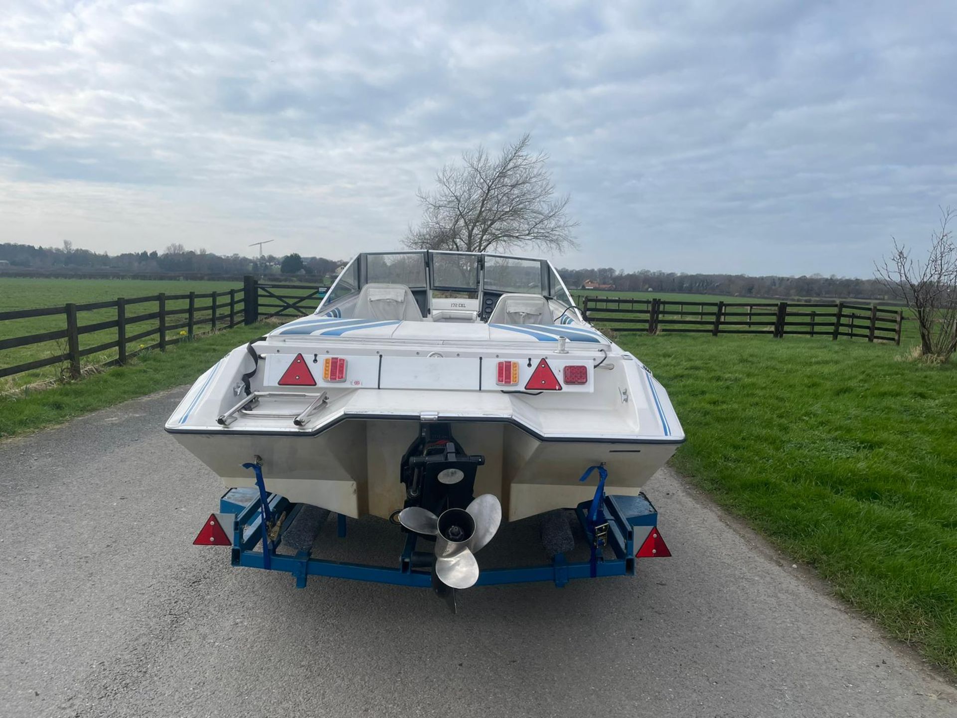 16FT GLASSTREAM 172 CUTLASS 8 SEATER BOWRIDER SPEEDBOAT W/ 3 LITRE MERCURY MERCRUISER INBOARD ENGINE - Image 5 of 10