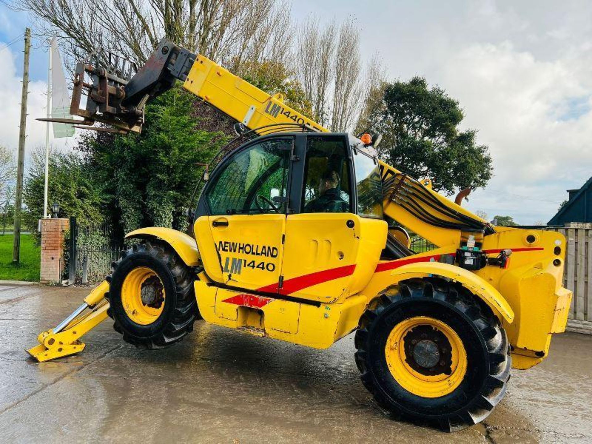 NEW HOLLAND LM1440 4WD TELEHANDLER *14 METER REACH* C/W PALLET TINES - Image 4 of 18