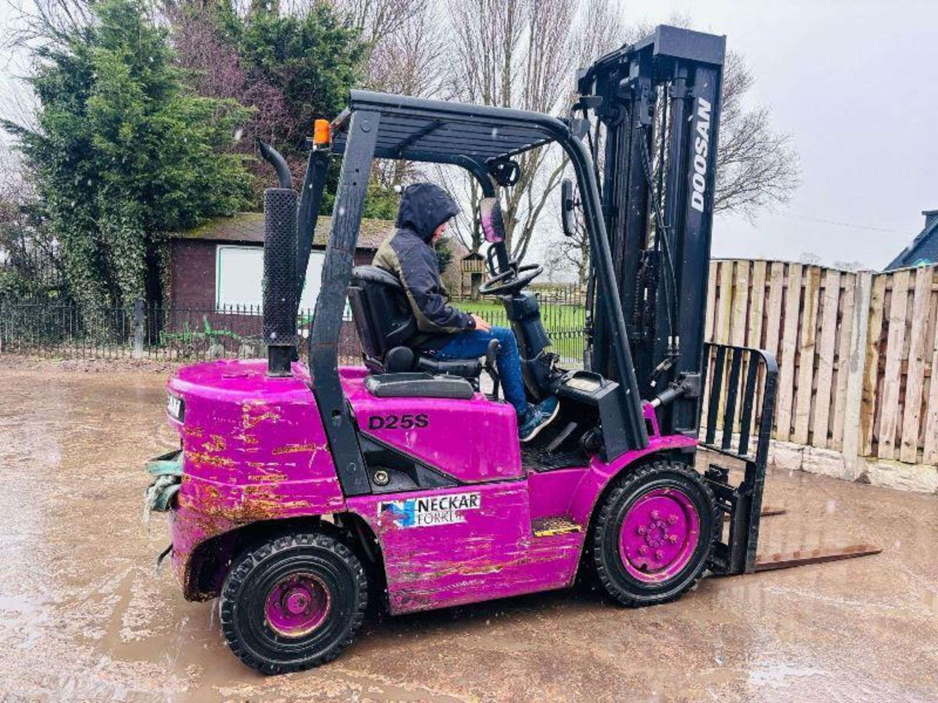 DOOSAN D25S-3 DIESEL FORKLIFT C/W 3 STAGE MAST. - Image 6 of 15