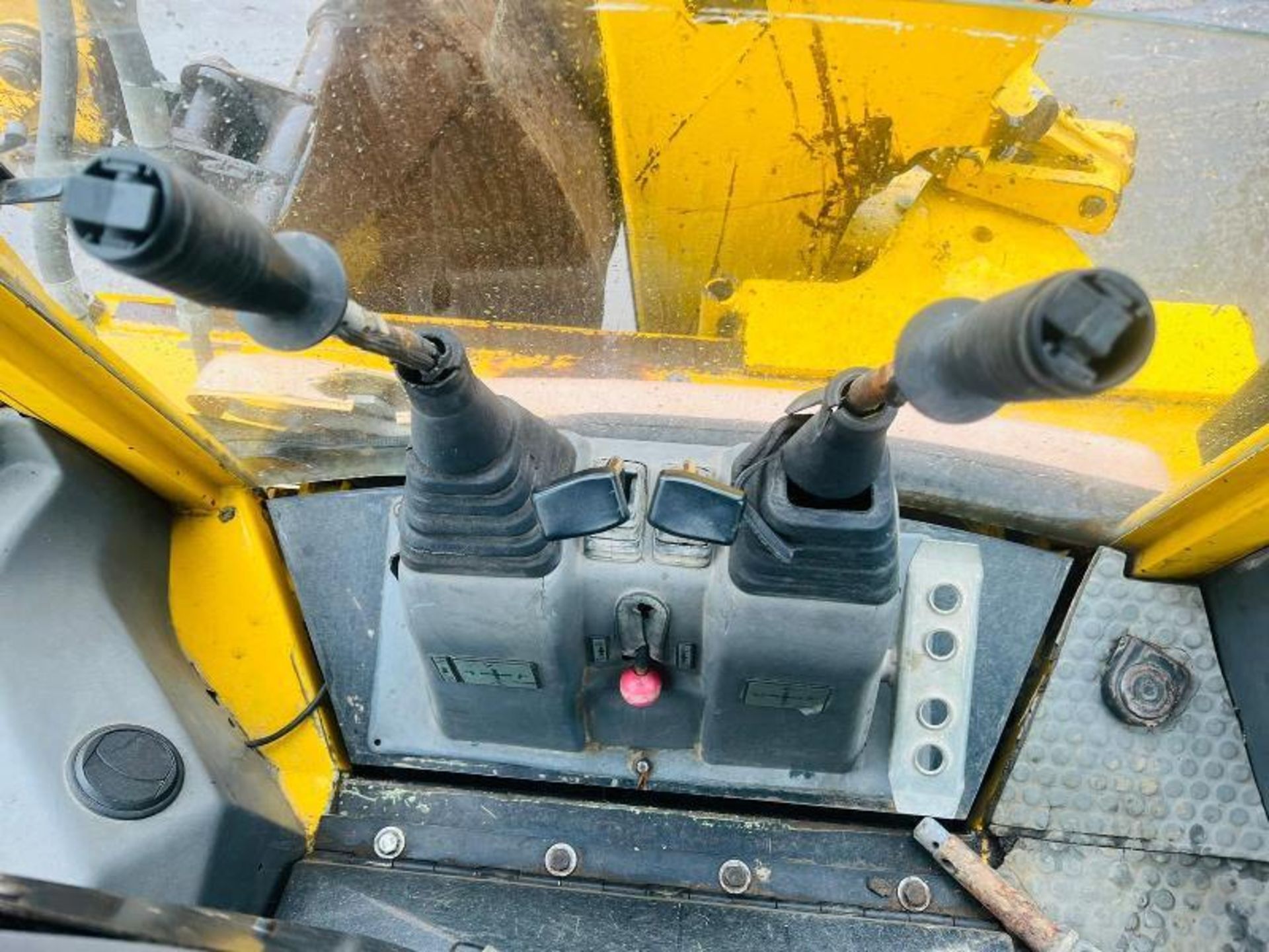 KOMATSU WB70A 4WD PIVOT STEER BACKHOE DIGGER C/W QUICK HITCH - Image 8 of 15