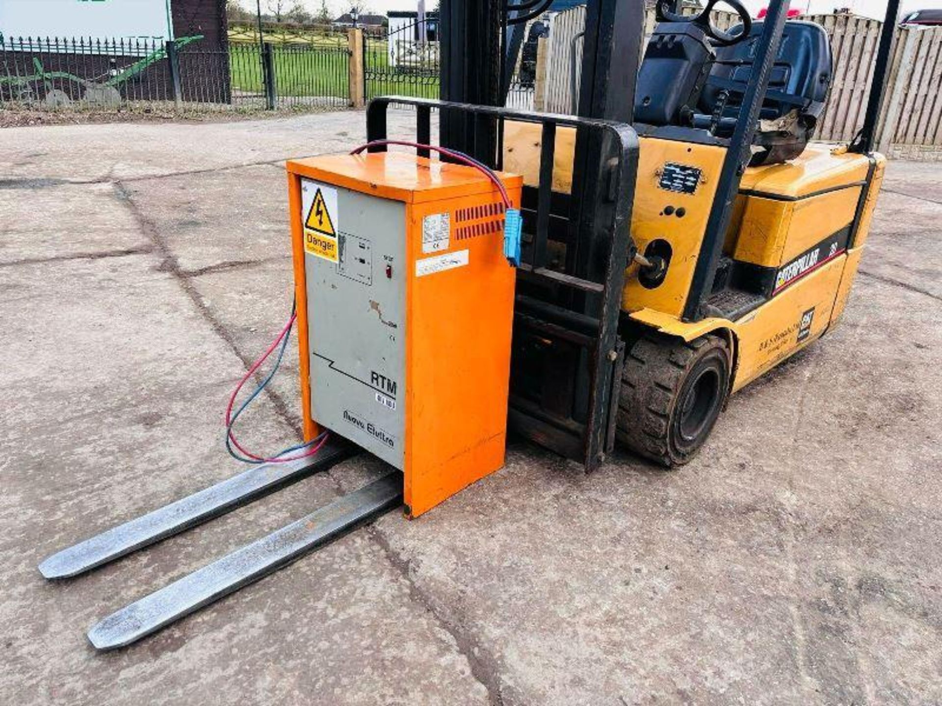 CATERPILLAR 20 BATTERY FORKLIFT C/W BATTERY CHARGER - Image 2 of 17
