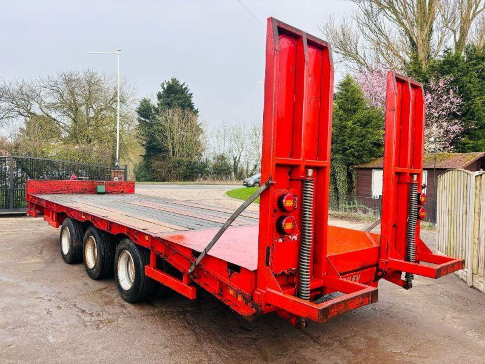 BAILEY TRI-AXLE DRAG TRAILER *YEAR 2012* C/W SPRUNG RAMPS  - Image 2 of 12