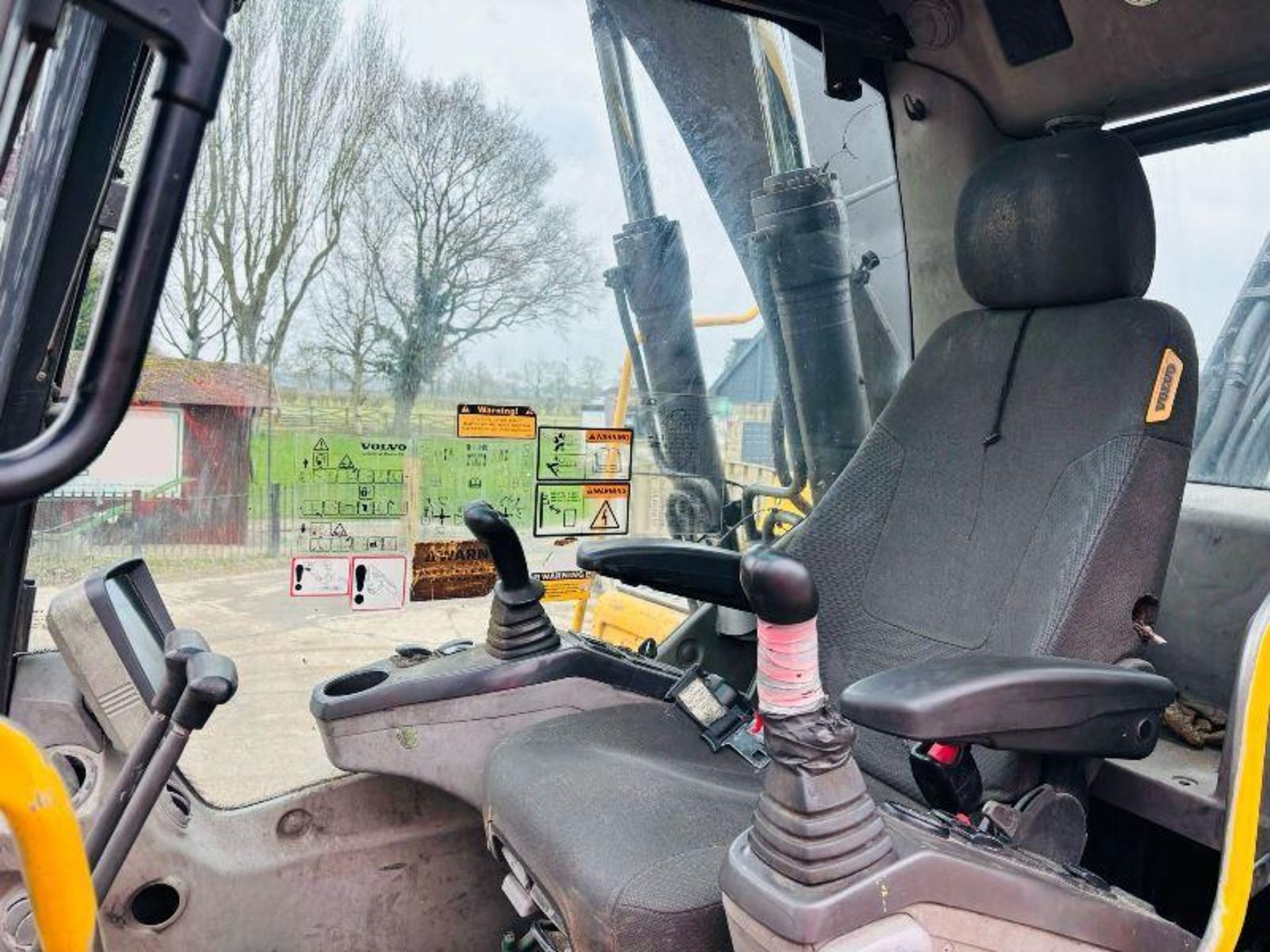 VOLVO EC210L HIGH RISE CABIN TRACKED EXCAVATOR C/W SELECTOR GRAB  - Image 5 of 18