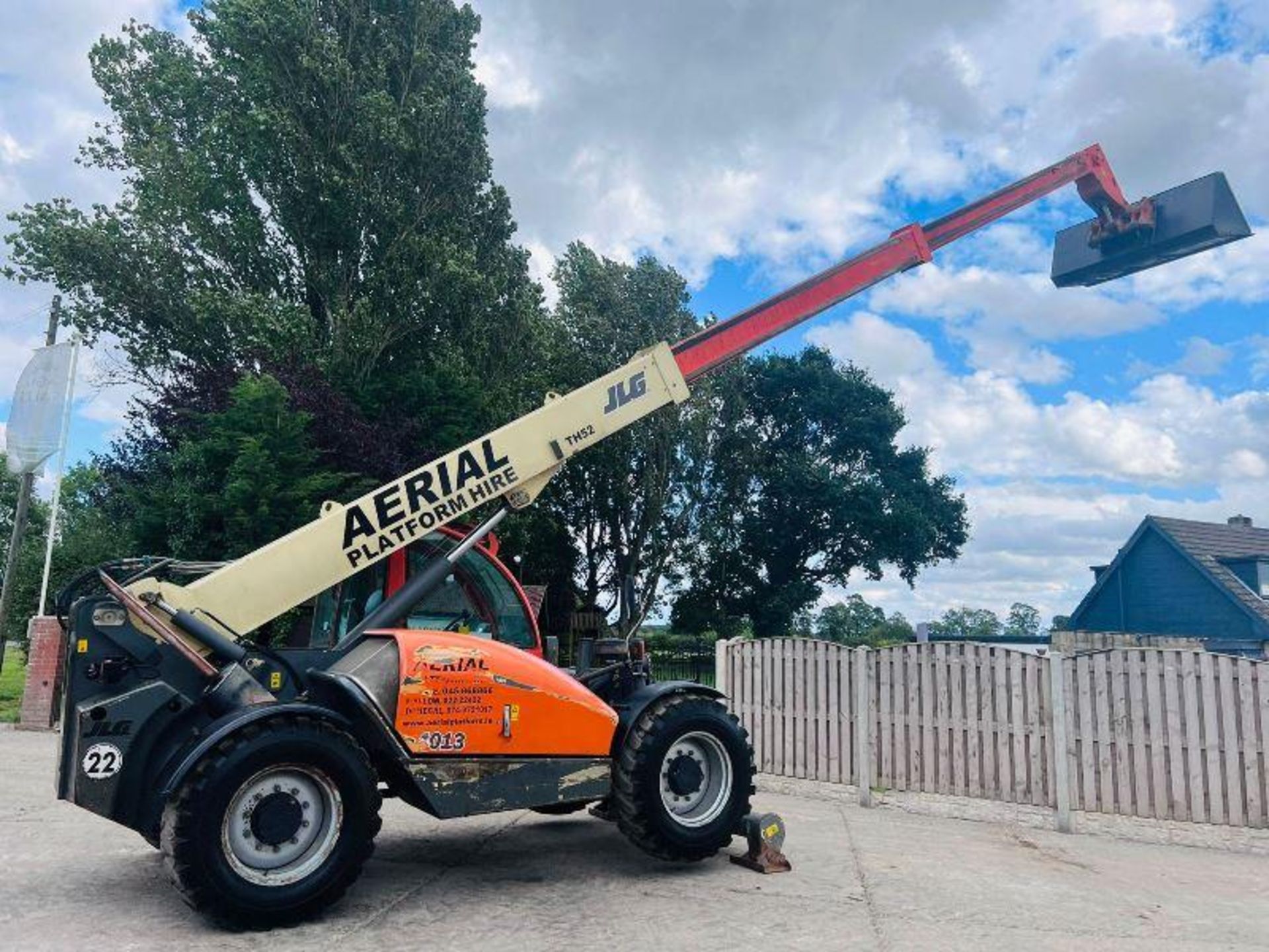 JLG 4013 4WD TELEHANDLER *13 METER REACH, 5961 HOURS* C/W PALLET TINES - Bild 12 aus 13