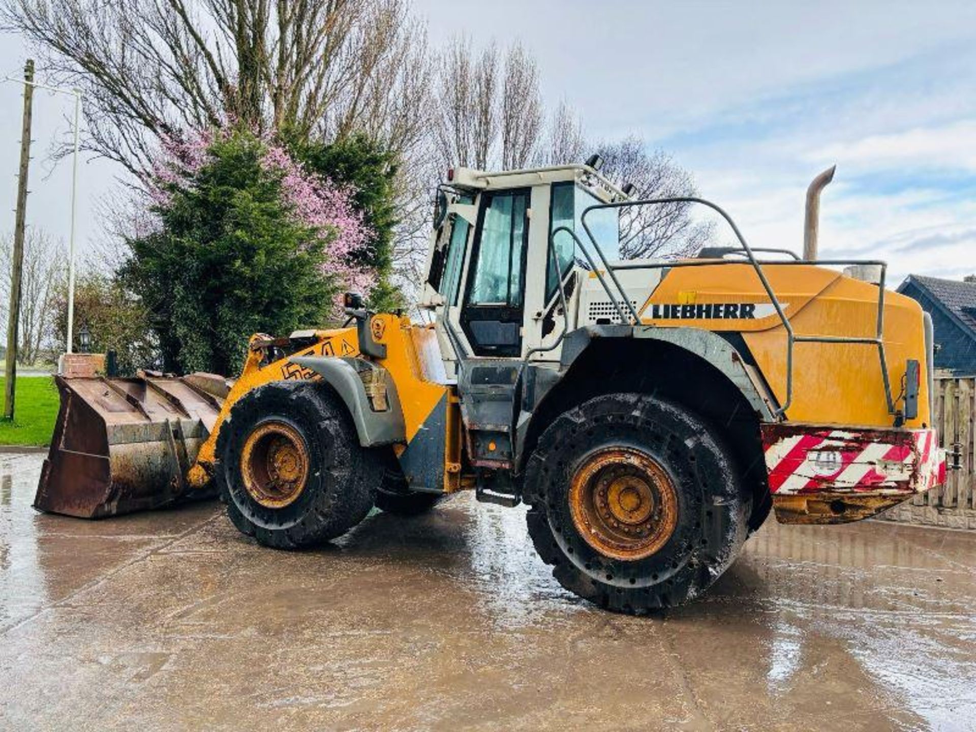 LIEBHERR 554 4WD LOADING SHOVEL C/W AC CABIN & BUCKET  - Bild 6 aus 18