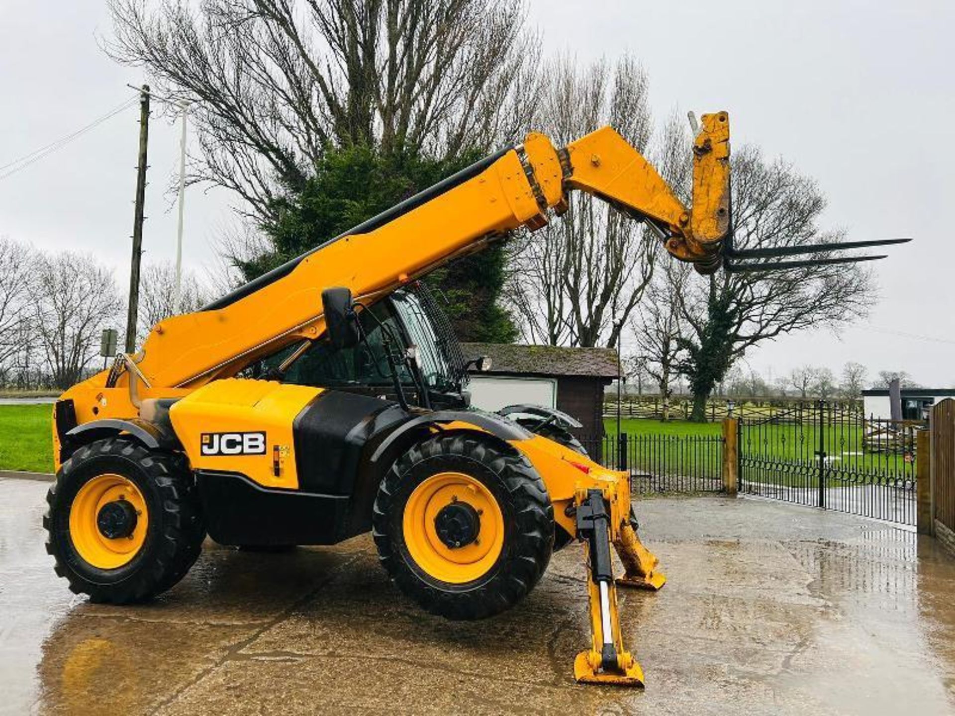 JCB 535-125HI VIZ 4WD TELEHANDLER *YEAR 2019,12.5 METER REACH* C/W PALLET TINES - Image 15 of 16