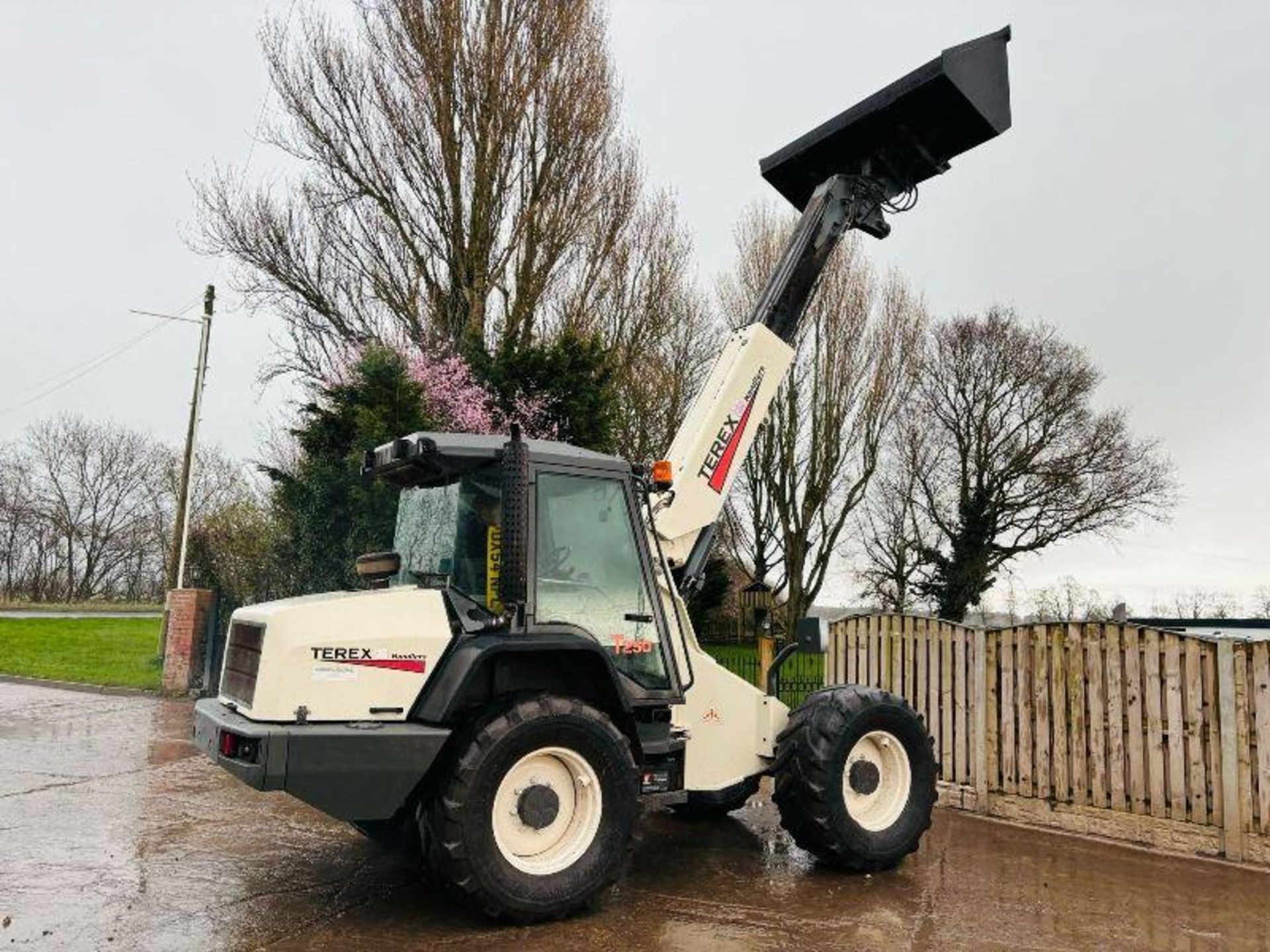 TEREX T250 4WD TELEHANDLER C/W BRAND NEW BUCKET  - Image 3 of 17