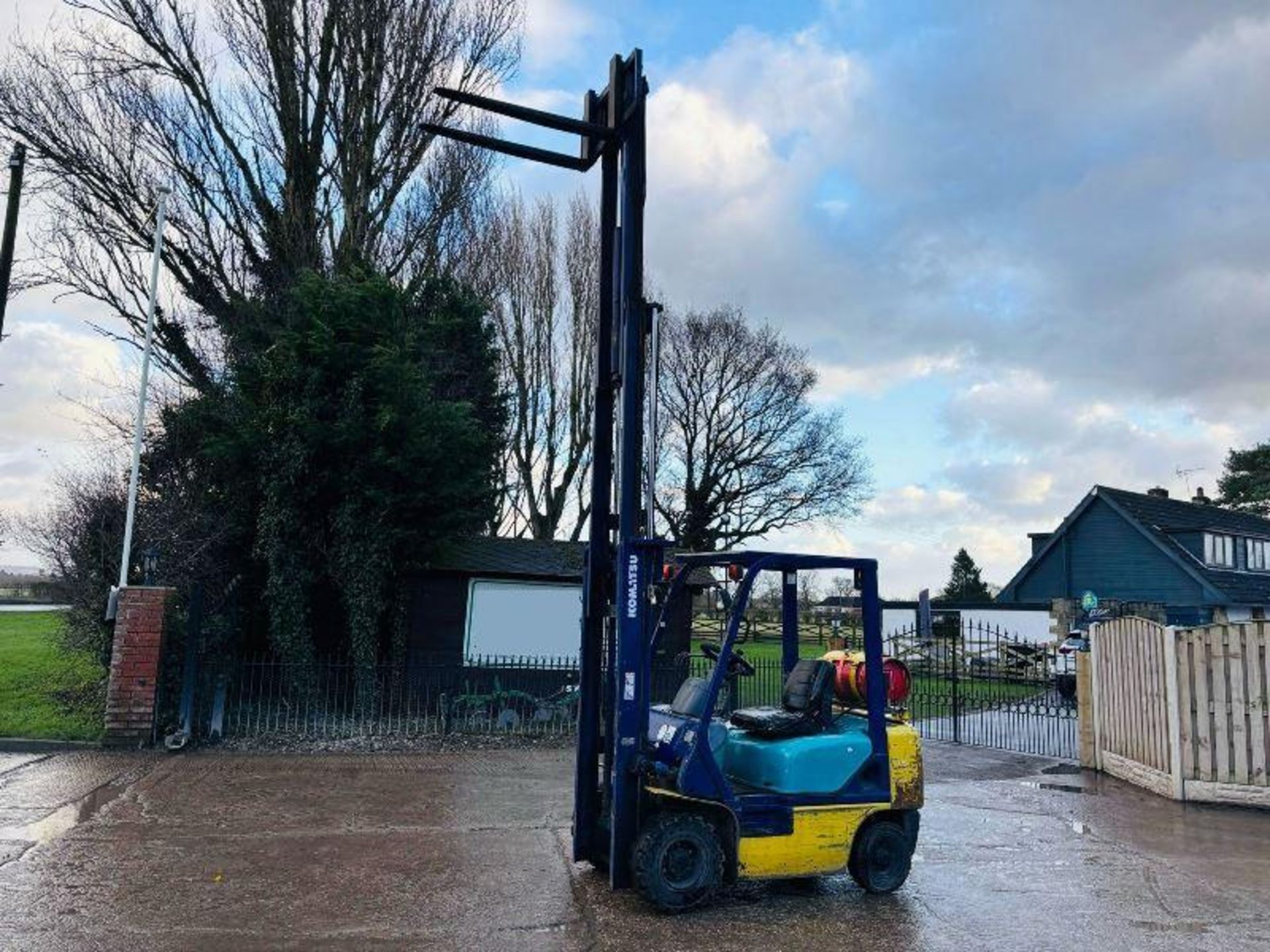 KOMATSU FG18HT-17 CONTAINER SPEC FORKLIFT C/W 3 STAGE MAST - Image 2 of 12