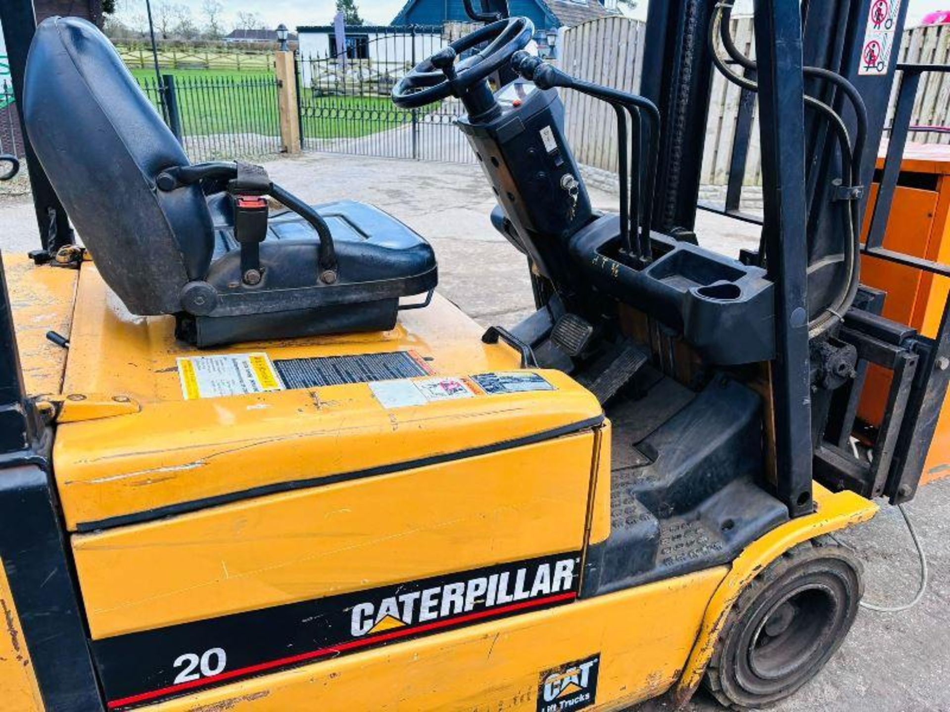 CATERPILLAR 20 BATTERY FORKLIFT C/W BATTERY CHARGER - Image 6 of 17