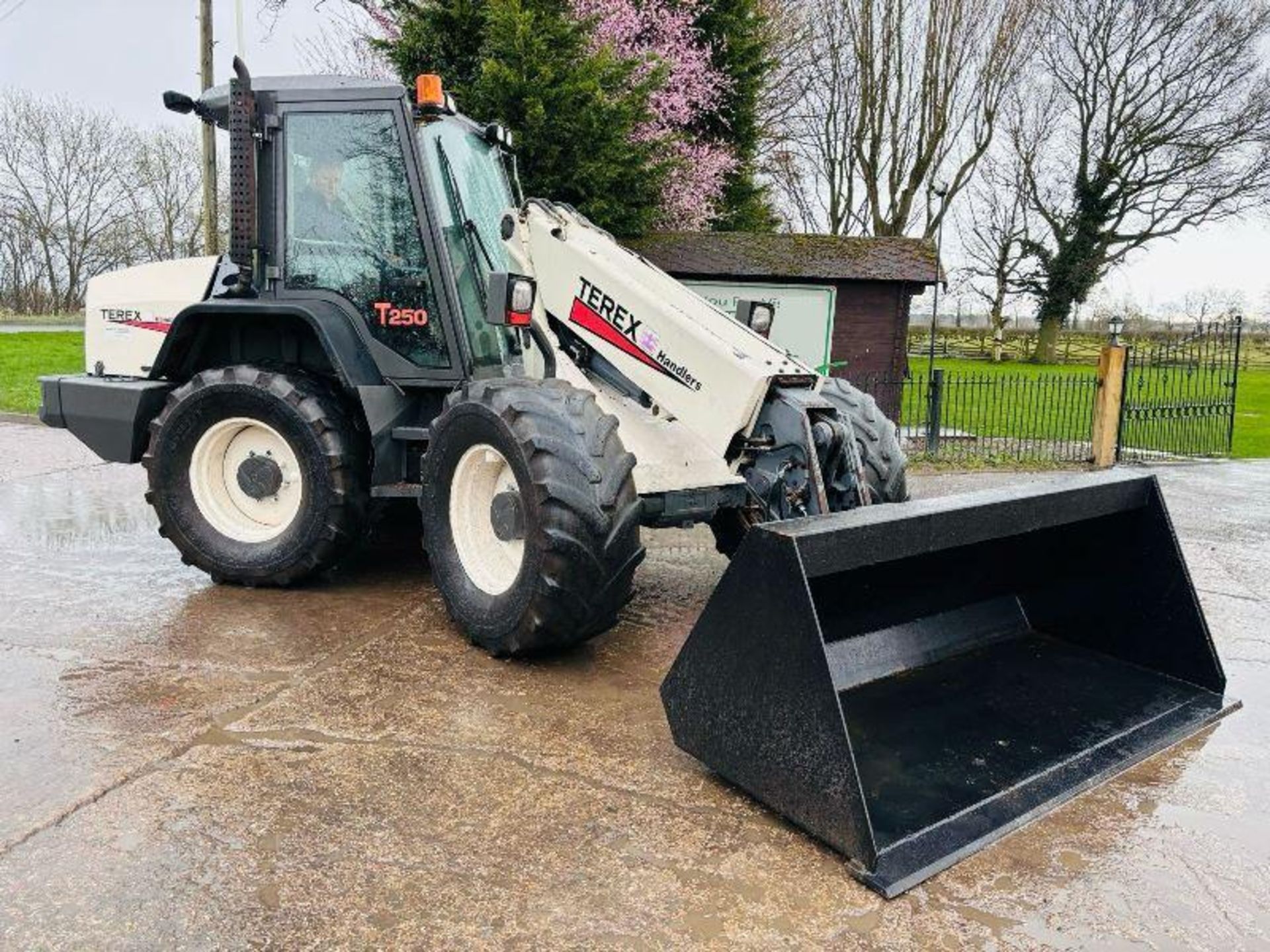 TEREX T250 4WD TELEHANDLER C/W BRAND NEW BUCKET  - Image 14 of 17