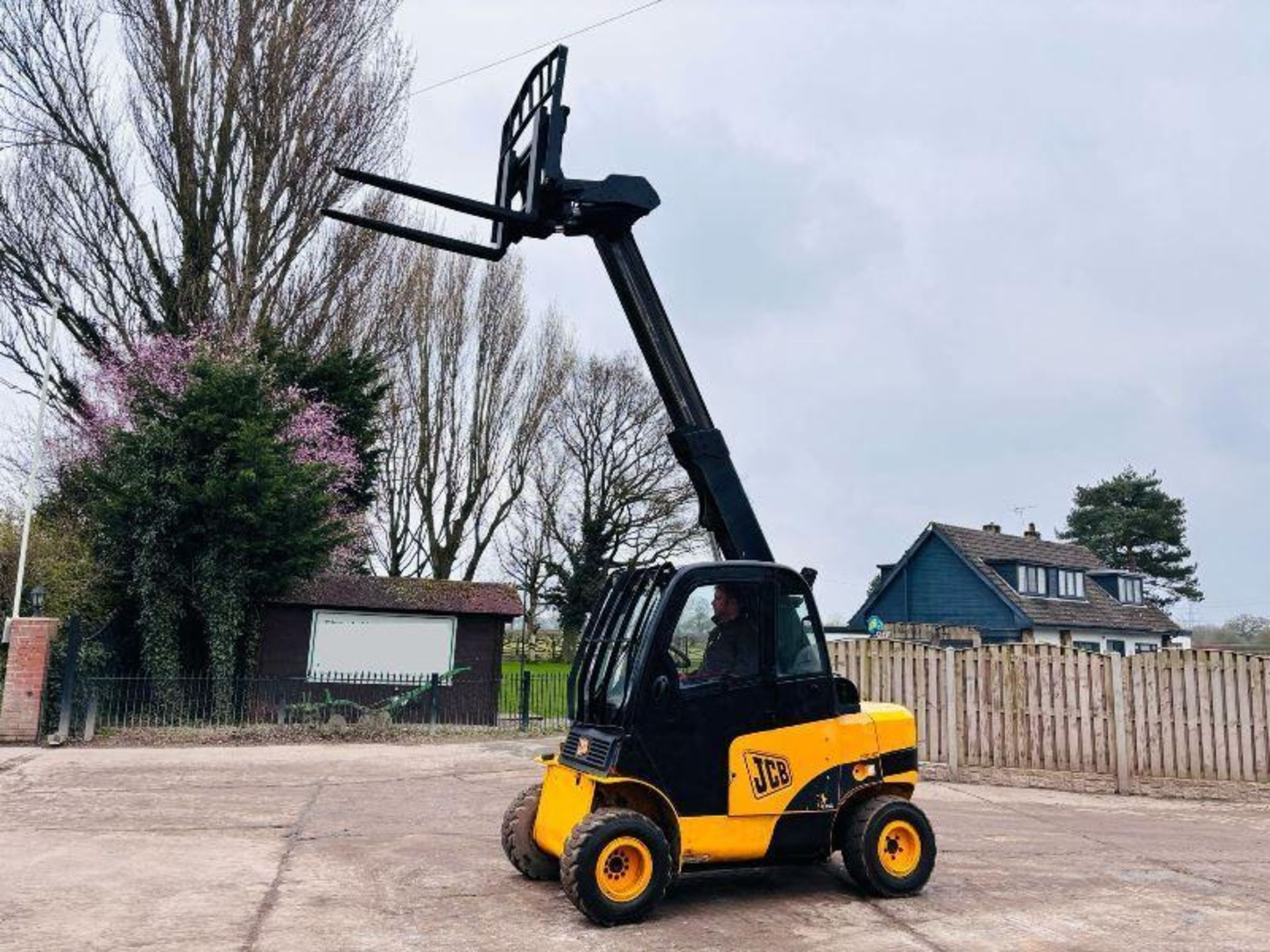 JCB TLT35D 4WD TELETRUCK *YEAR 2010* C/W PALLET TINES  - Image 3 of 17