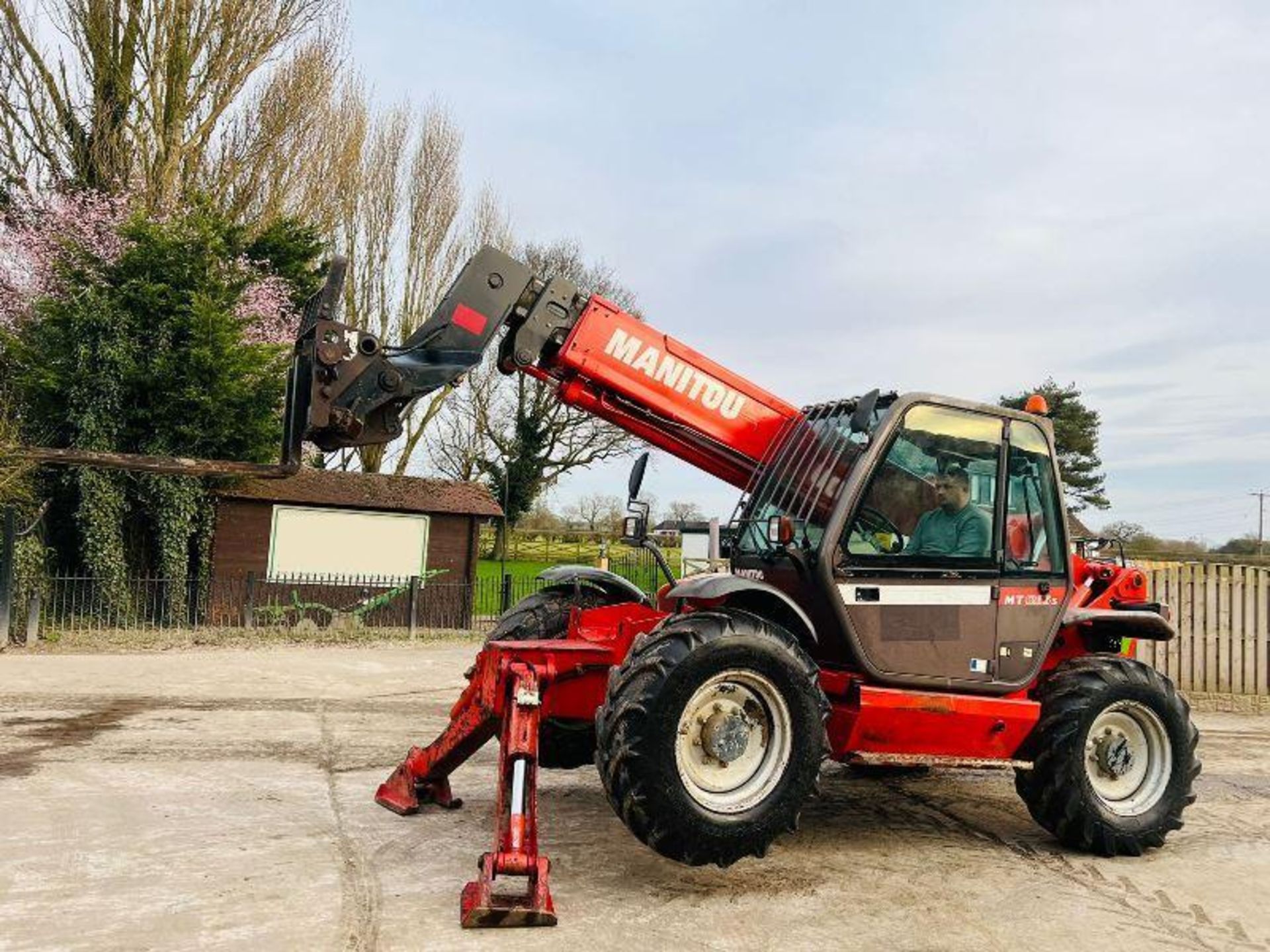 MANITOU MT1235 4WD TELEHANDLER * 12 METER * C/W PALLET TINES - Image 14 of 16