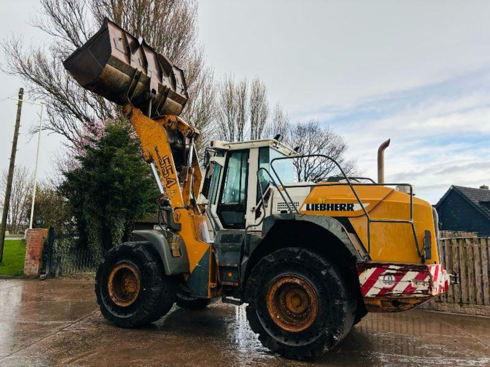 LIEBHERR 554 4WD LOADING SHOVEL C/W AC CABIN & BUCKET  - Image 11 of 18