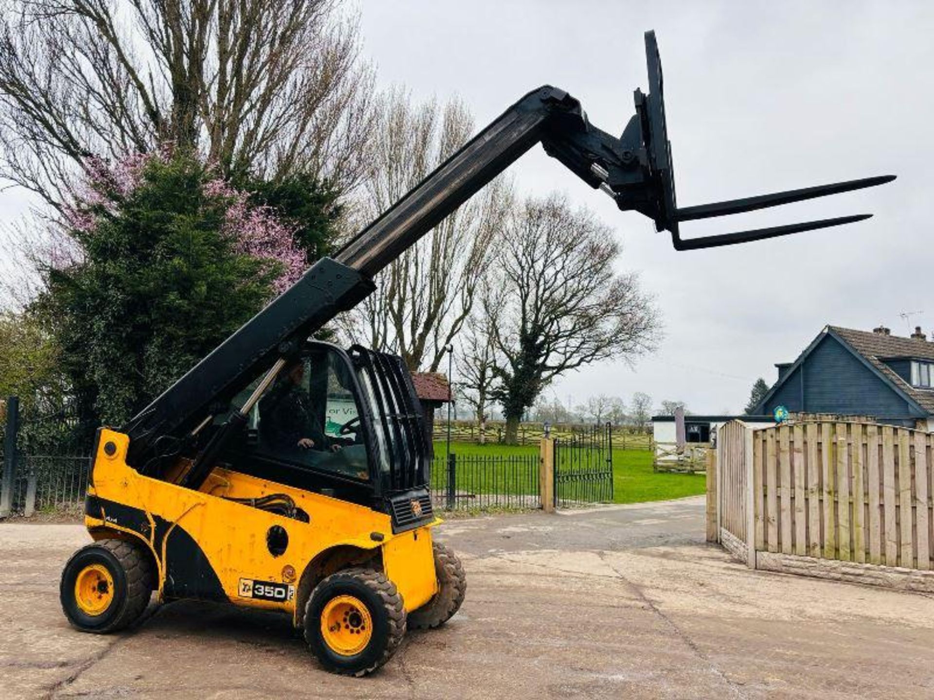 JCB TLT35D 4WD TELETRUCK *YEAR 2010* C/W PALLET TINES  - Image 8 of 17