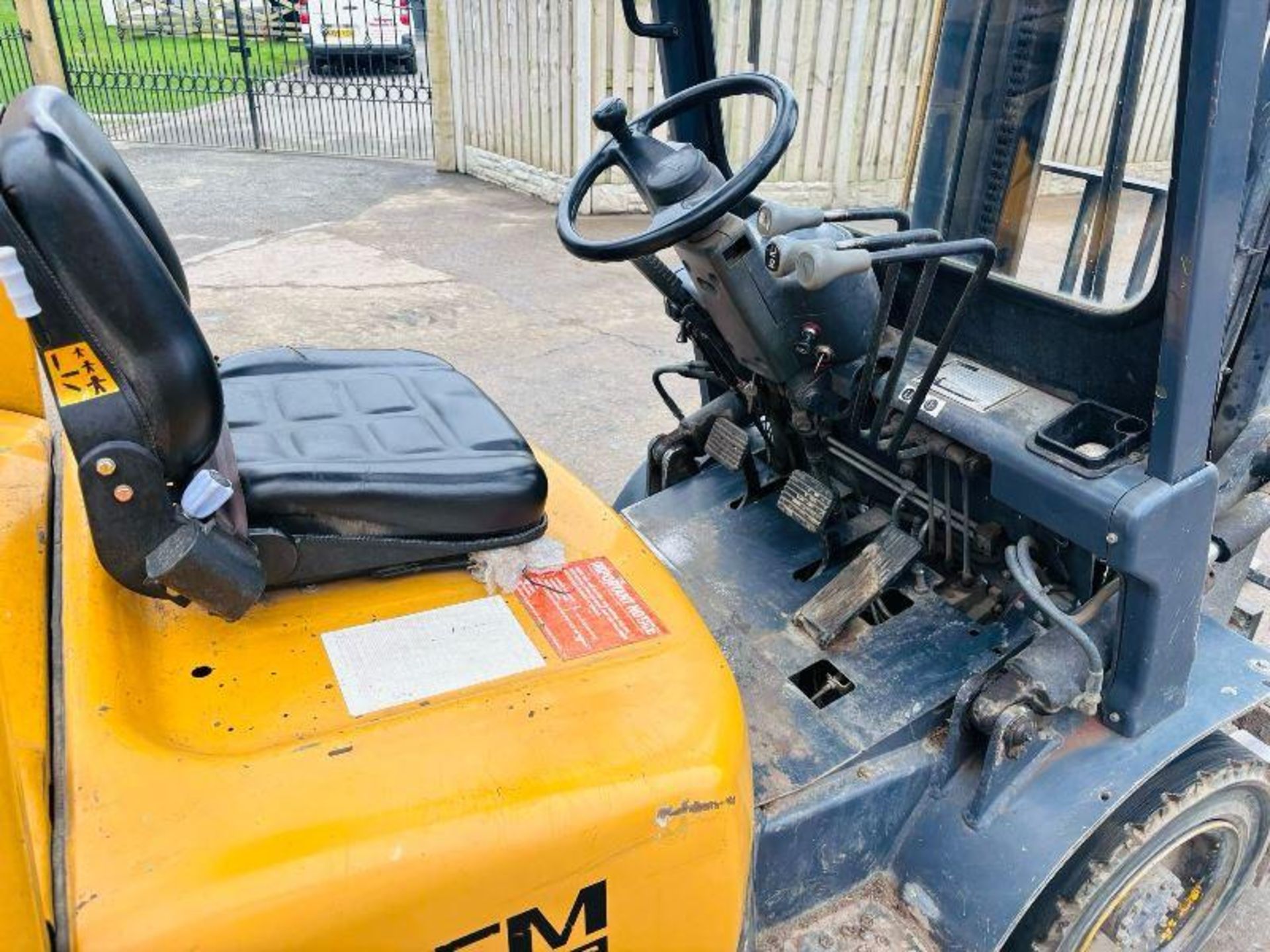 TCM FD25 Z5T DIESEL CONTAINER SPEC FORKLIFT C/W SIDE SHIFT  - Image 8 of 17