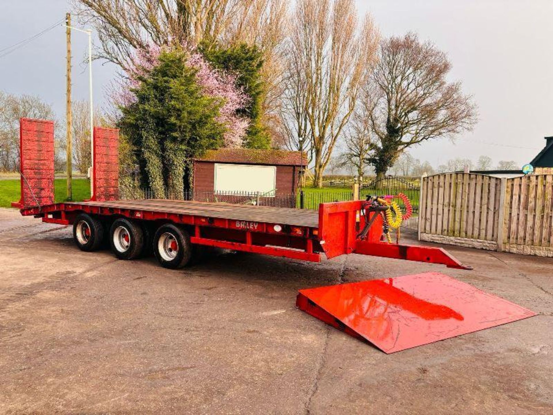 BAILEY TRI-AXLE DRAG TRAILER *YEAR 2012* C/W SPRUNG RAMPS  - Image 12 of 12