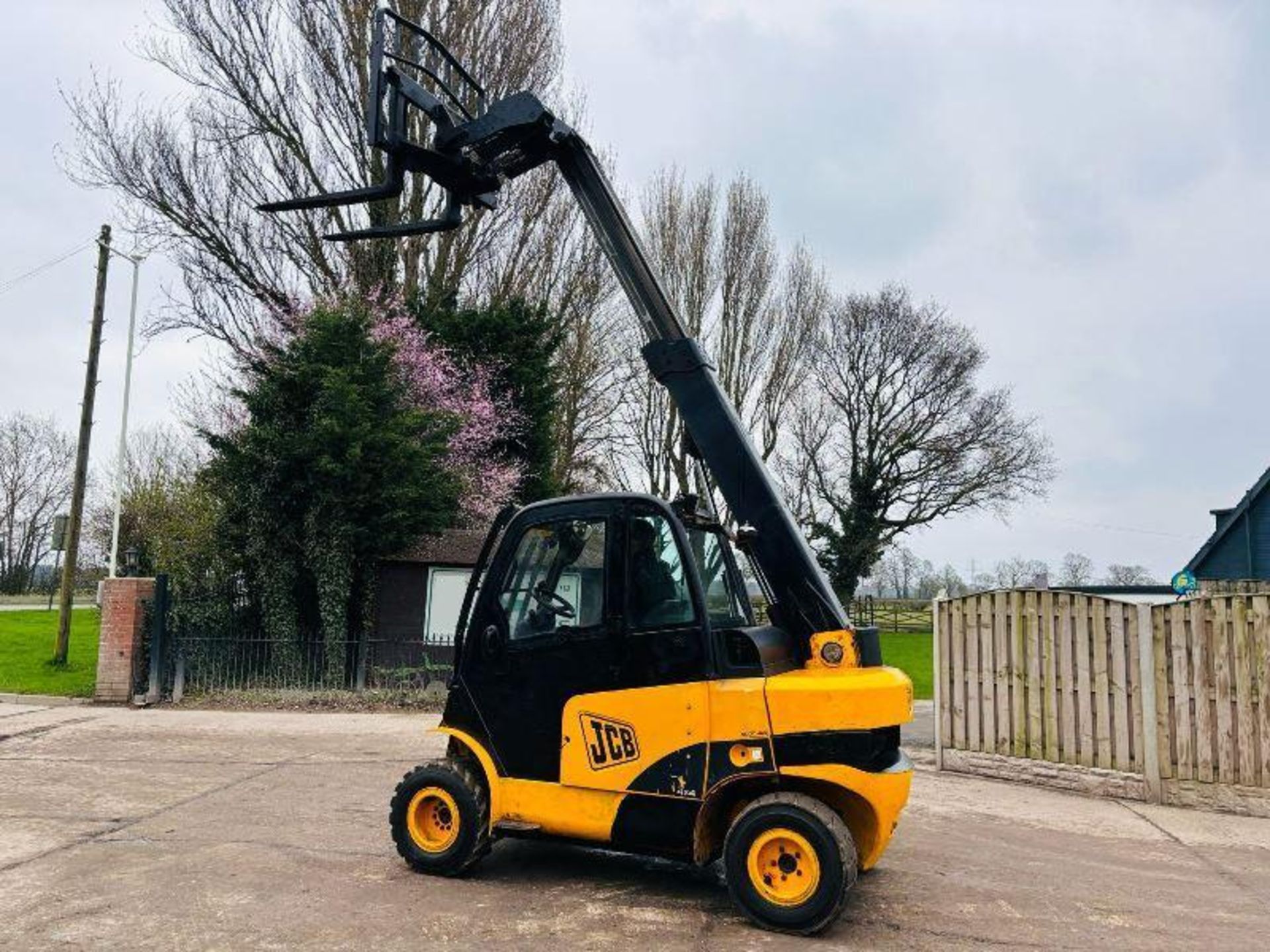 JCB TLT35D 4WD TELETRUCK *YEAR 2010* C/W PALLET TINES  - Image 14 of 17