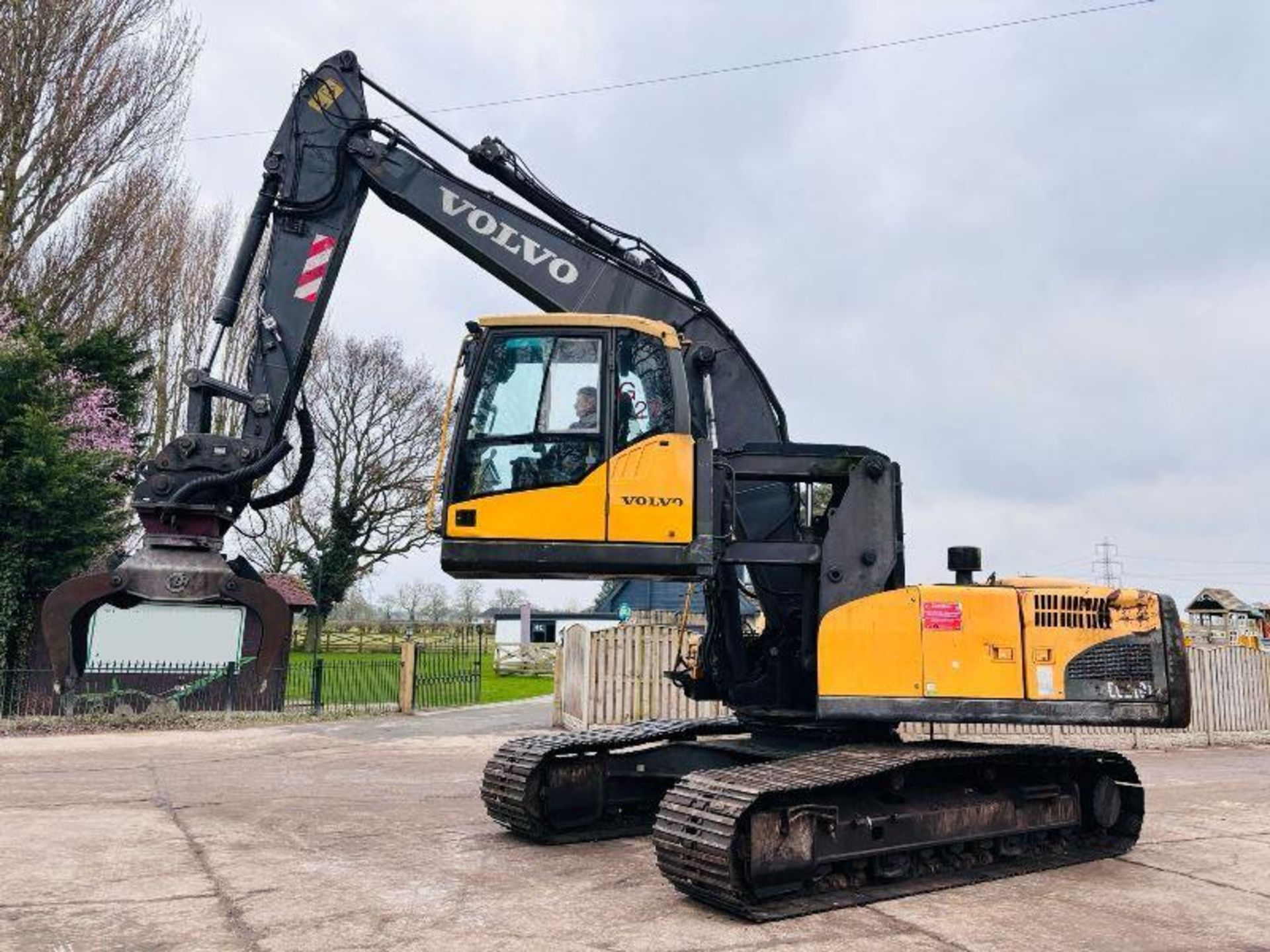 VOLVO EC210L HIGH RISE CABIN TRACKED EXCAVATOR C/W SELECTOR GRAB 