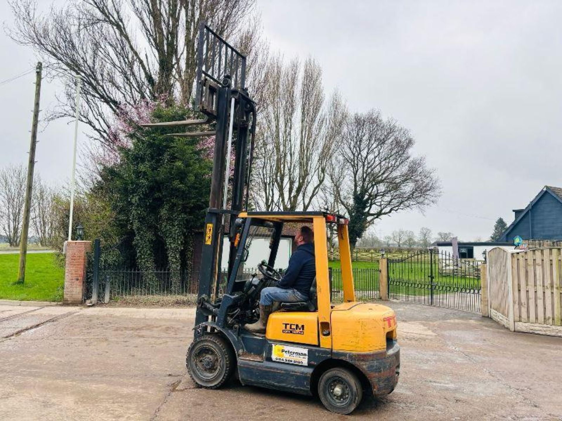 TCM FD25 Z5T DIESEL CONTAINER SPEC FORKLIFT C/W SIDE SHIFT  - Image 2 of 17