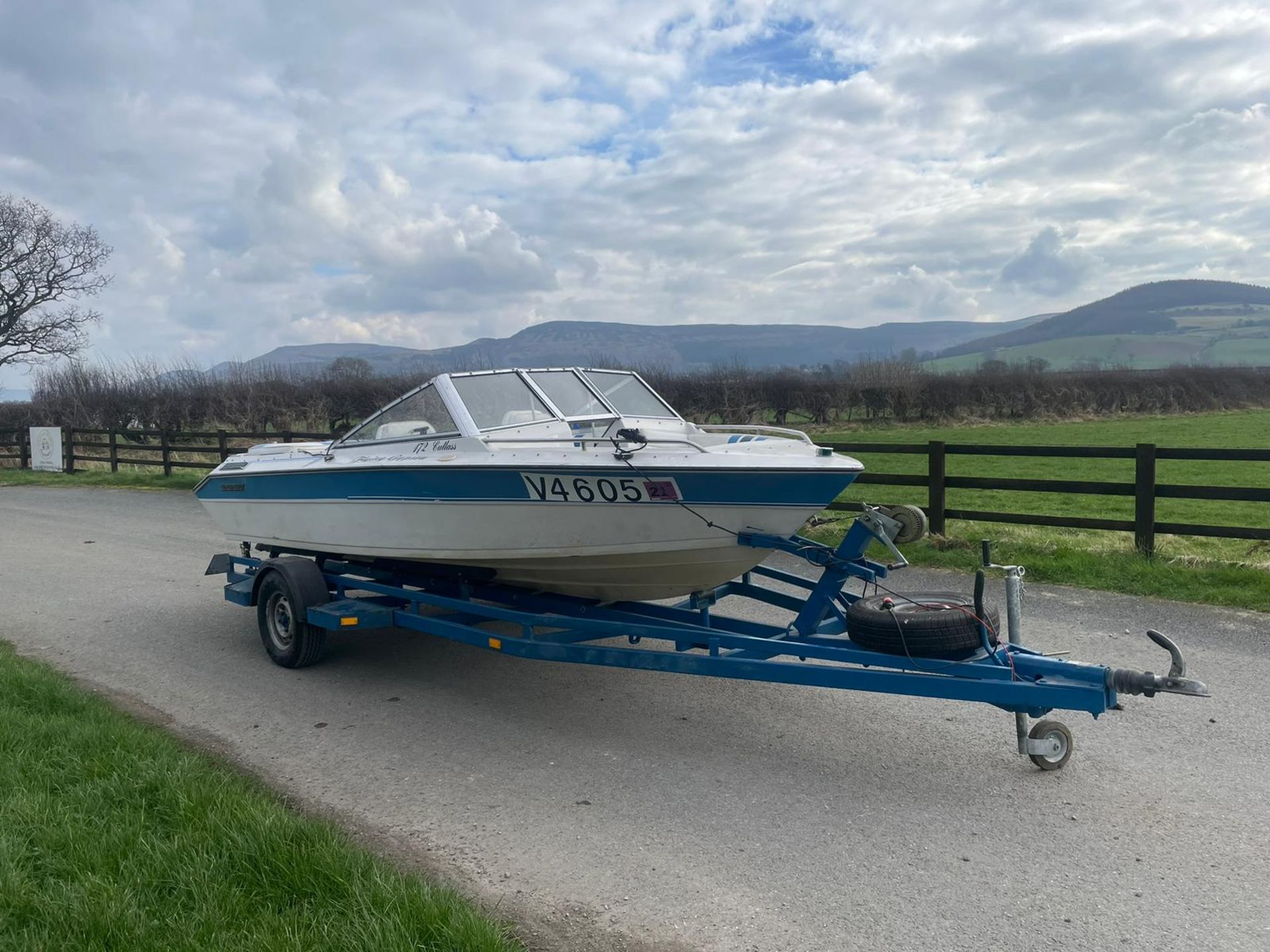 16FT GLASSTREAM 172 CUTLASS 8 SEATER BOWRIDER SPEEDBOAT W/ 3 LITRE MERCURY MERCRUISER INBOARD ENGINE - Image 2 of 10