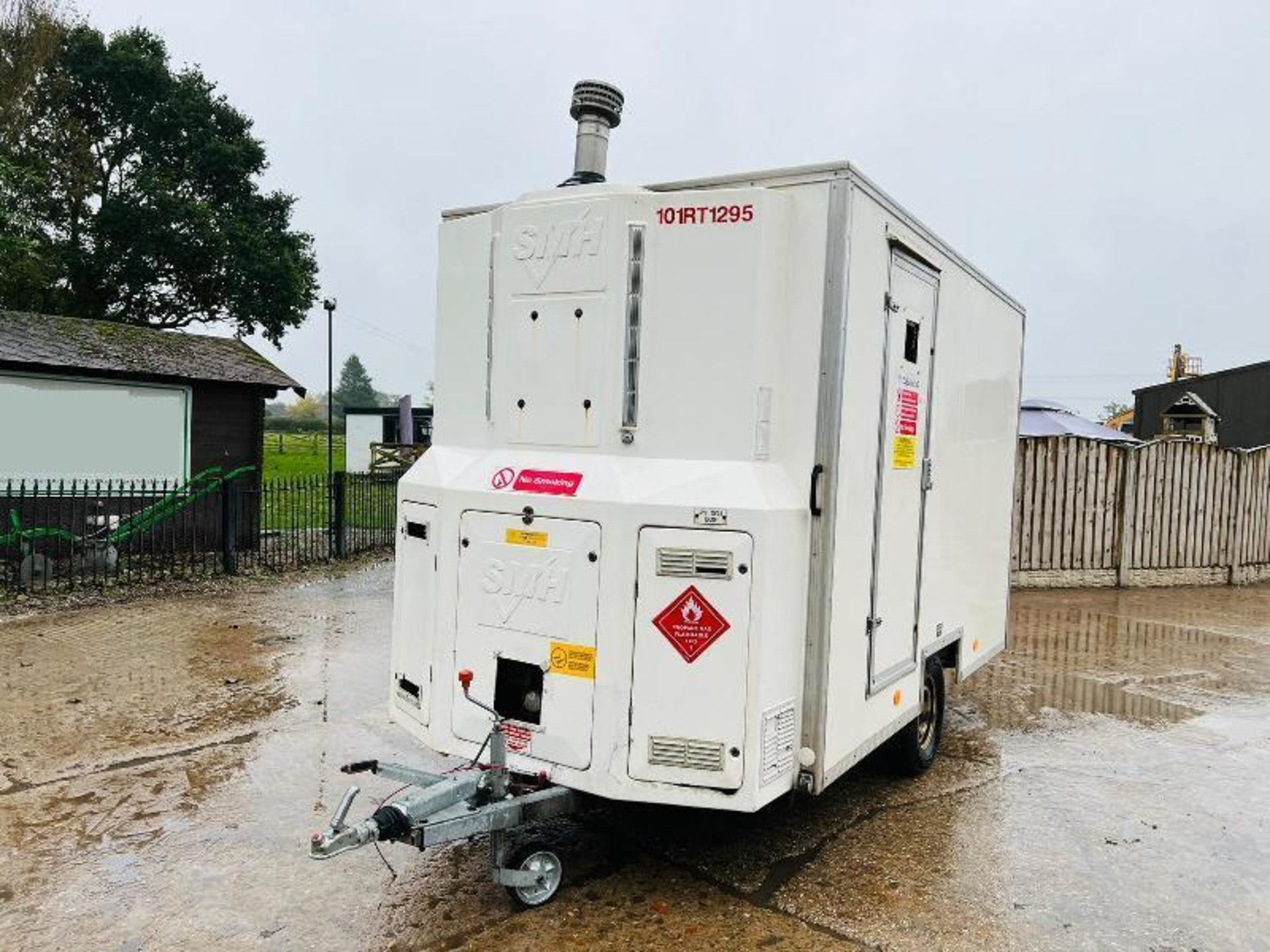 SINGLE AXLE SHOWER BLOCK C/W HONDA GENERATOR - Image 18 of 19