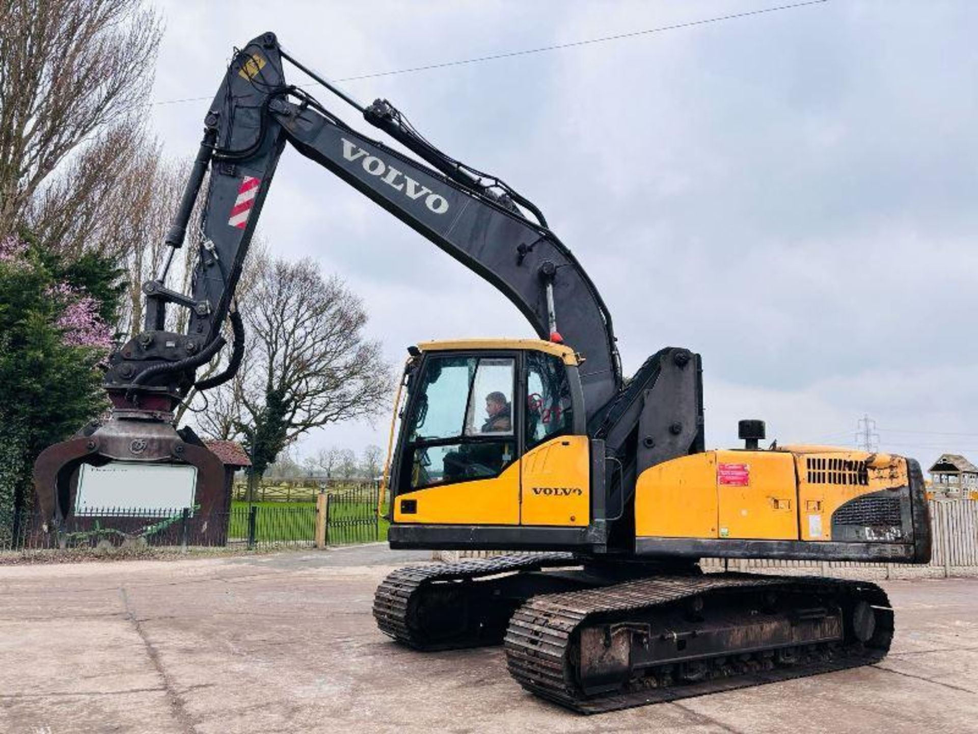 VOLVO EC210L HIGH RISE CABIN TRACKED EXCAVATOR C/W SELECTOR GRAB  - Image 6 of 18