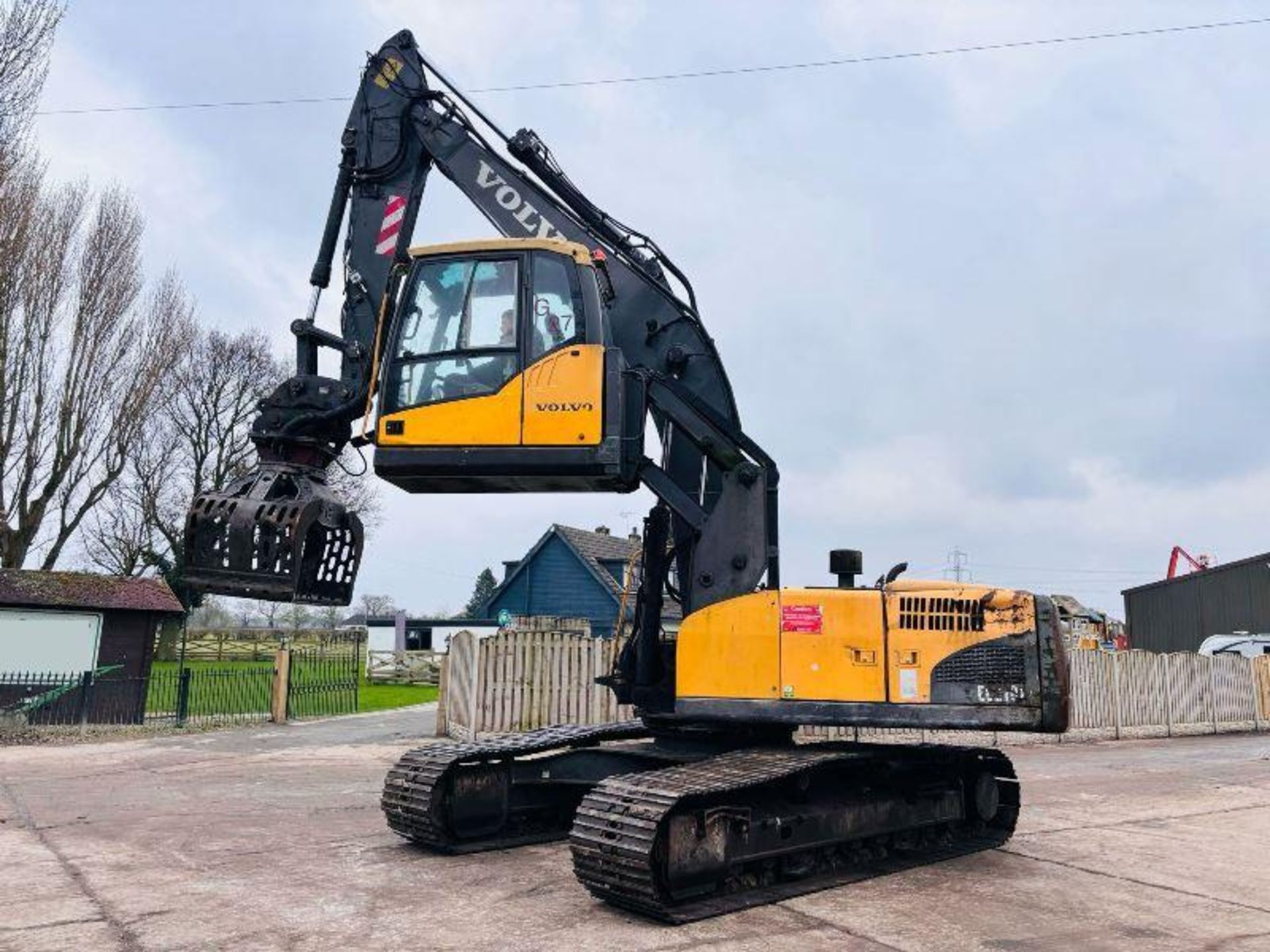 VOLVO EC210L HIGH RISE CABIN TRACKED EXCAVATOR C/W SELECTOR GRAB  - Image 2 of 18