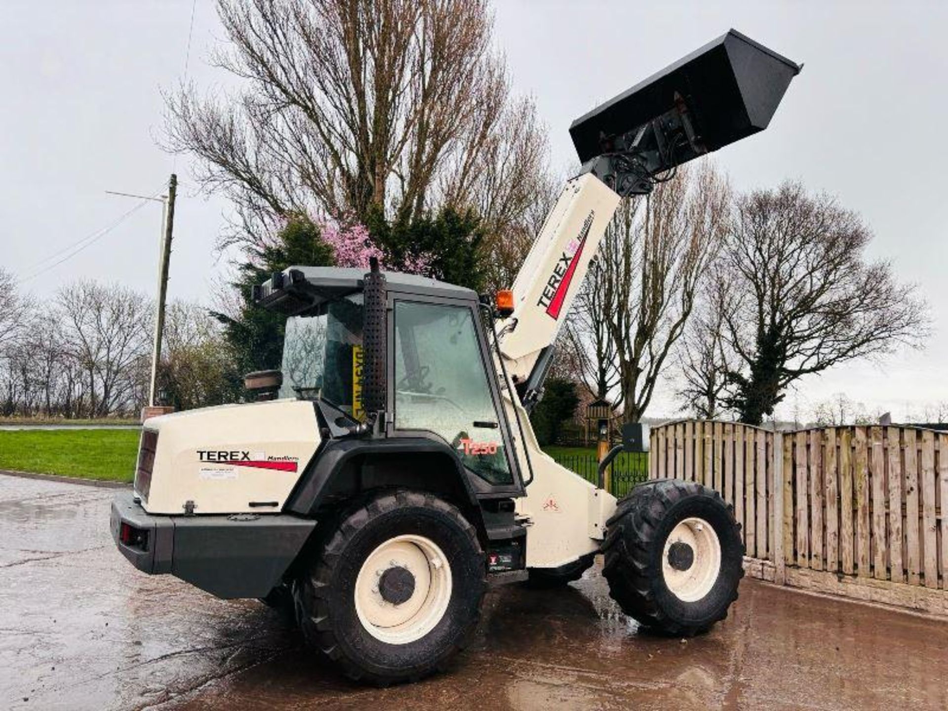 TEREX T250 4WD TELEHANDLER C/W BRAND NEW BUCKET  - Image 7 of 17