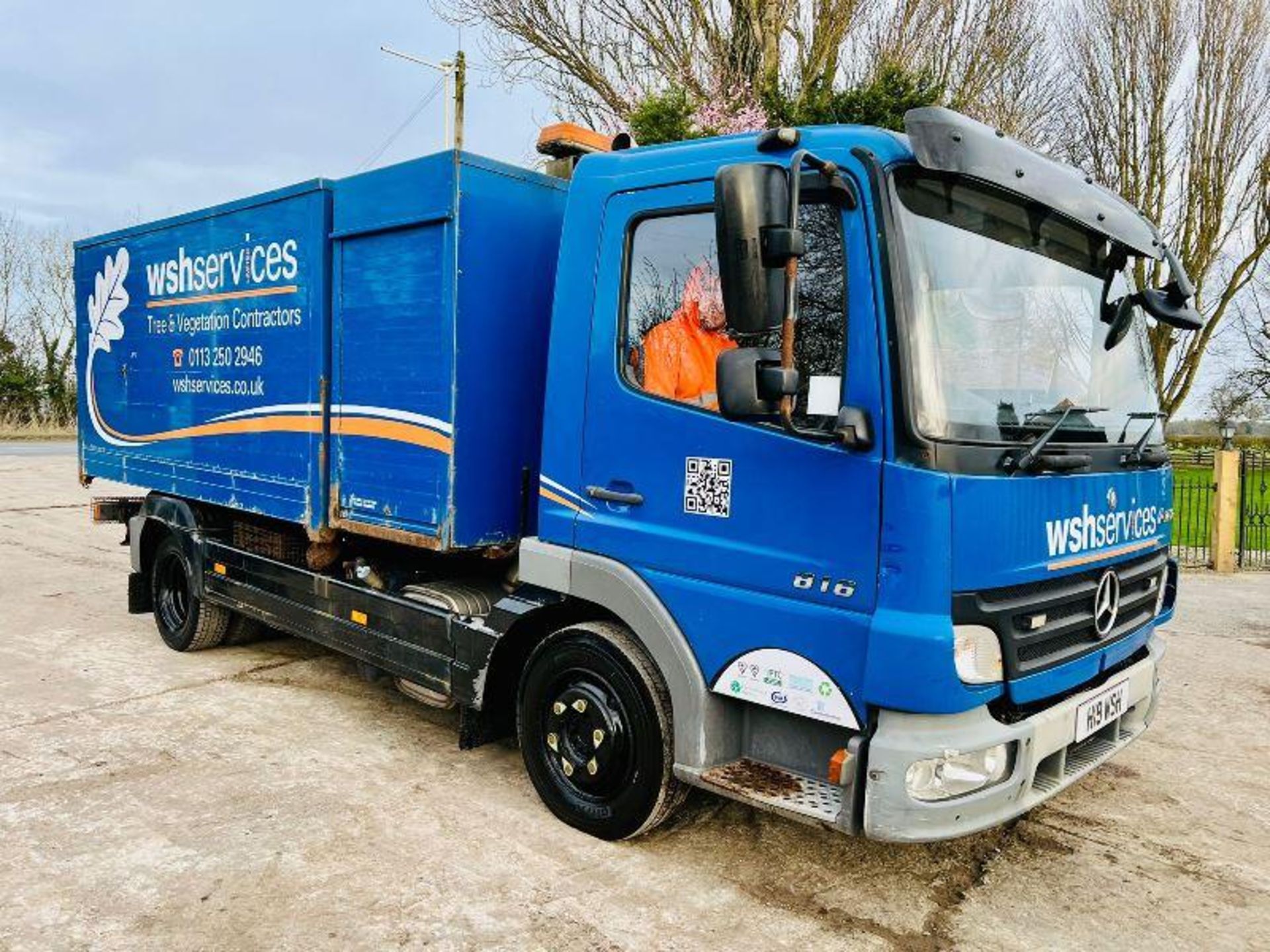 MERCEDES 816 4X2 TIPPER LORRY C/W WINCH & STORAGE LOCKERS 