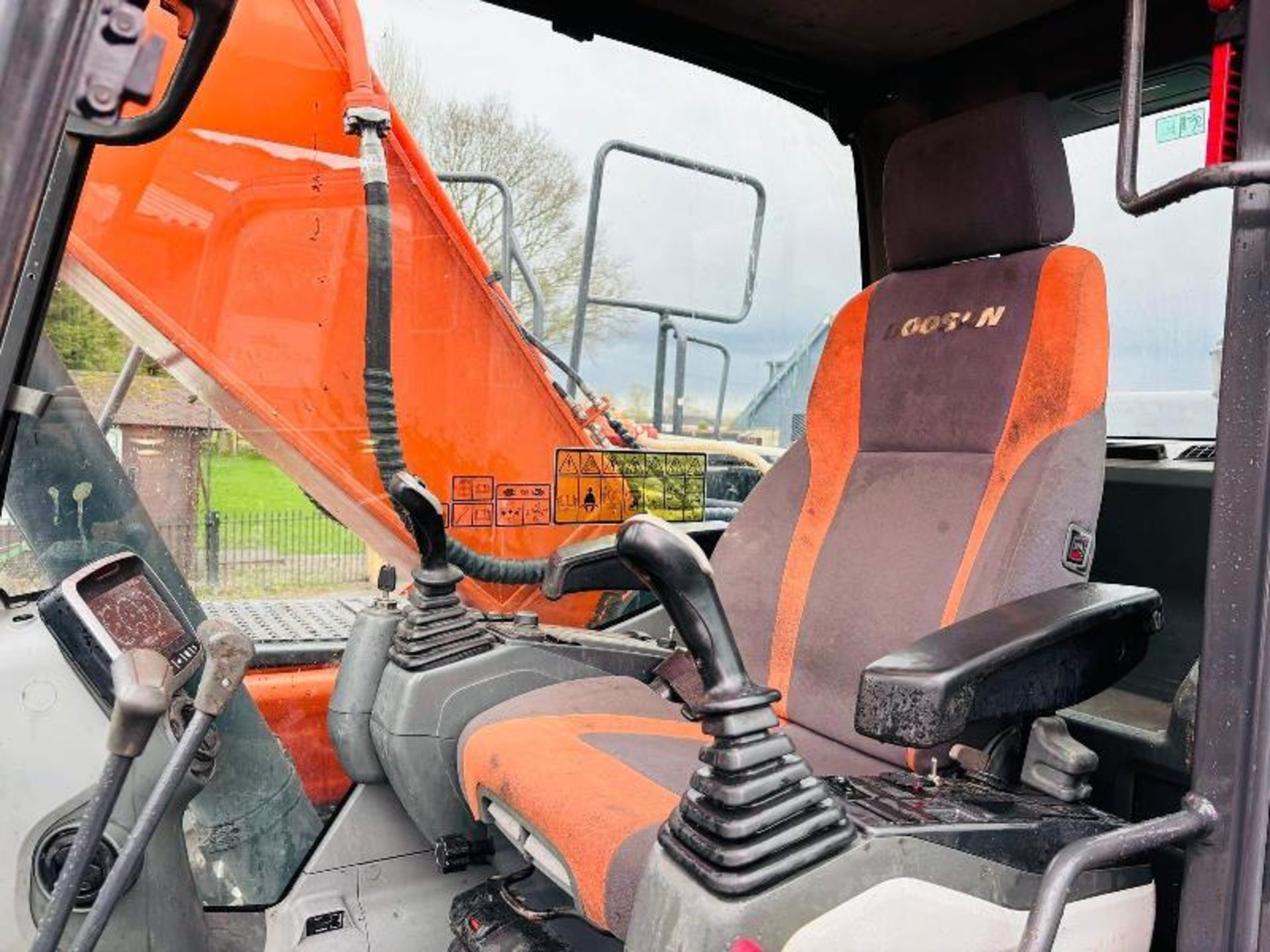 DOOSAN DX225LC-5 TRACKED EXCAVATOR *YEAR 2019* C/W BUCKET  - Bild 14 aus 18