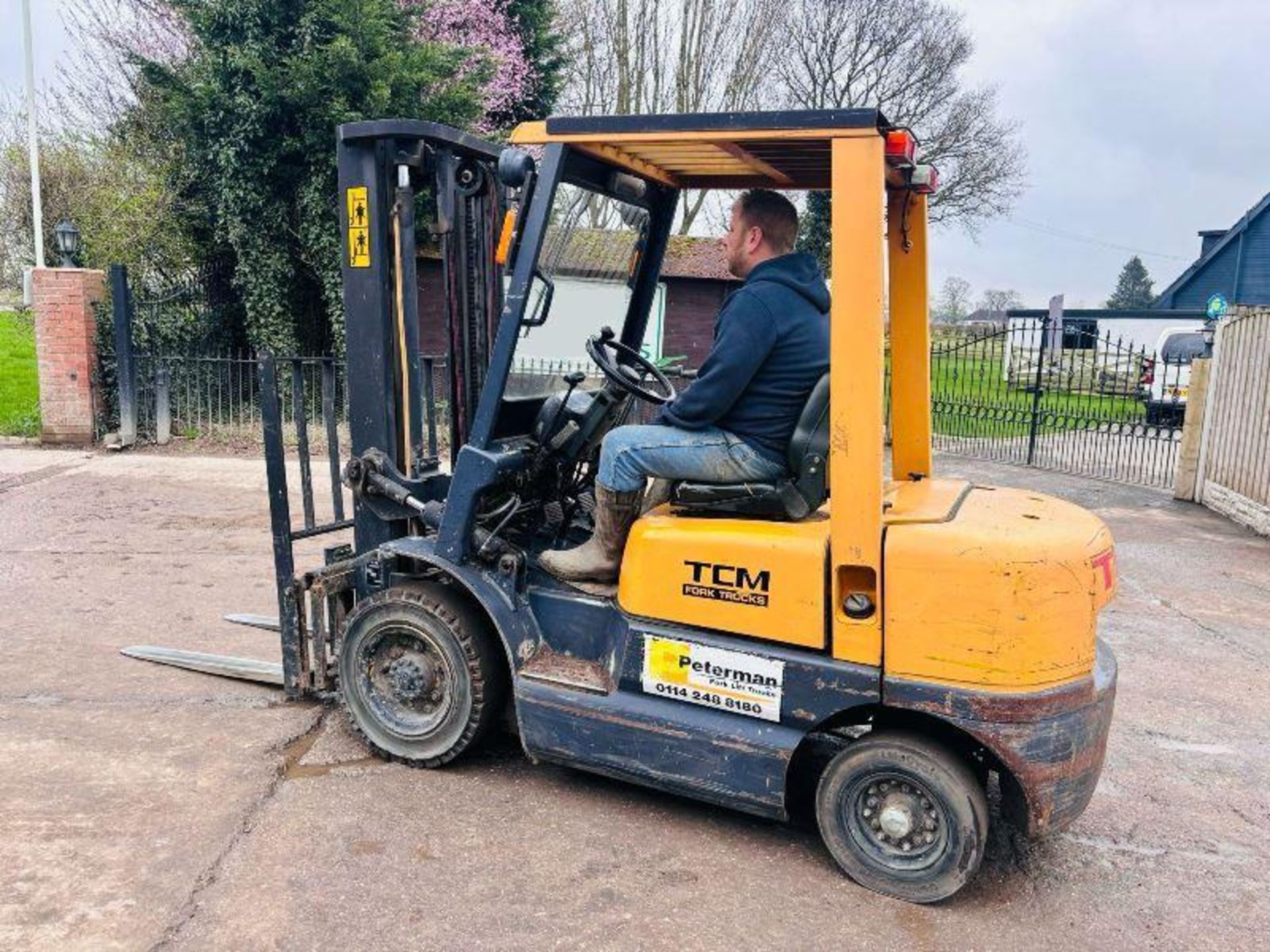 TCM FD25 Z5T DIESEL CONTAINER SPEC FORKLIFT C/W SIDE SHIFT  - Image 4 of 17