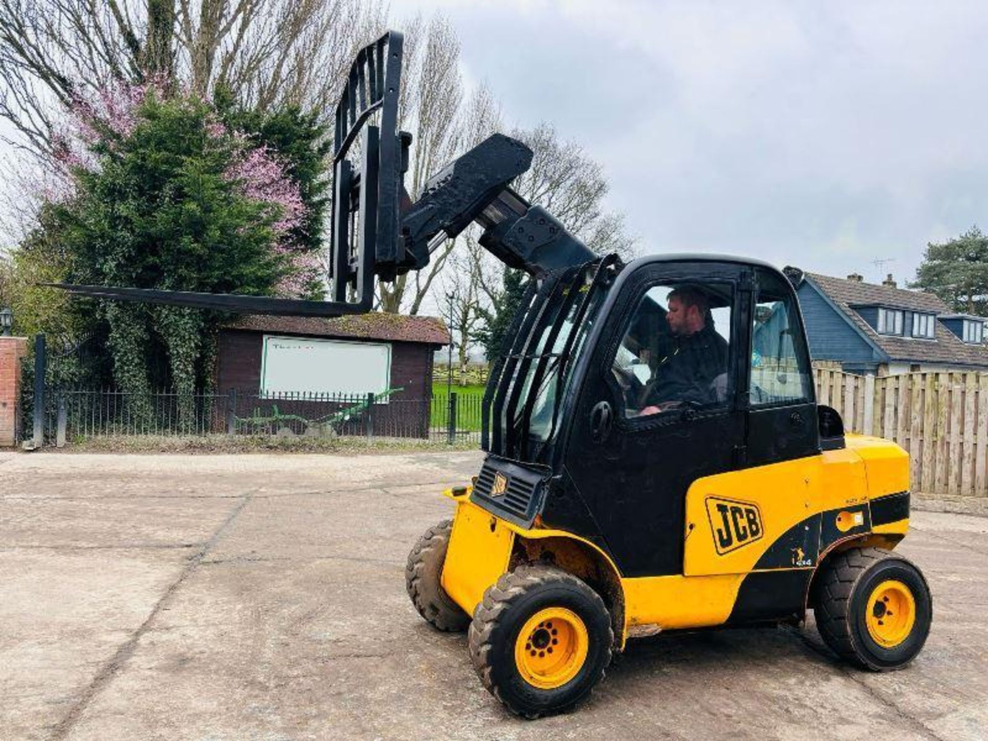 JCB TLT35D 4WD TELETRUCK *YEAR 2010* C/W PALLET TINES  - Image 5 of 17