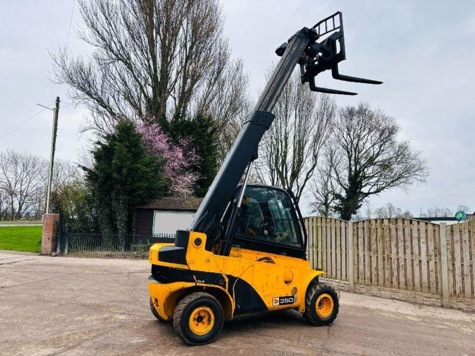 JCB TLT35D 4WD TELETRUCK *YEAR 2010* C/W PALLET TINES  - Image 4 of 17