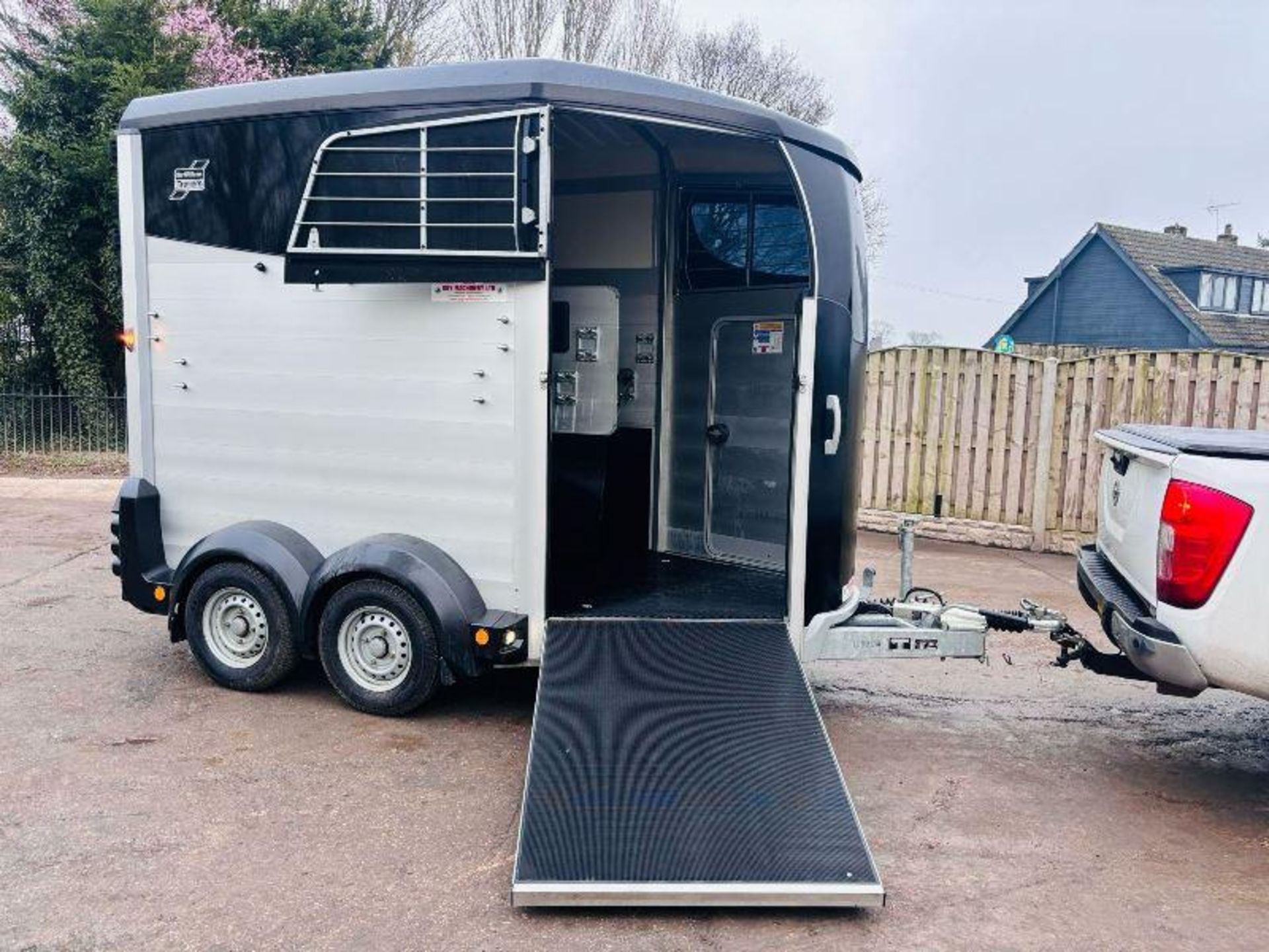 IFOR WILLIAMS TWIN AXLE HORSE BOX *YEAR 2022* C/W PARTITION  - Image 8 of 19